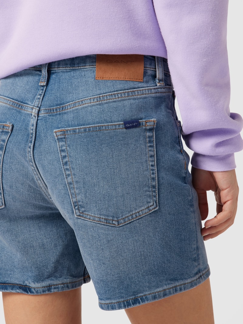Jeansshorts mit Logo-Stitching in hellblau