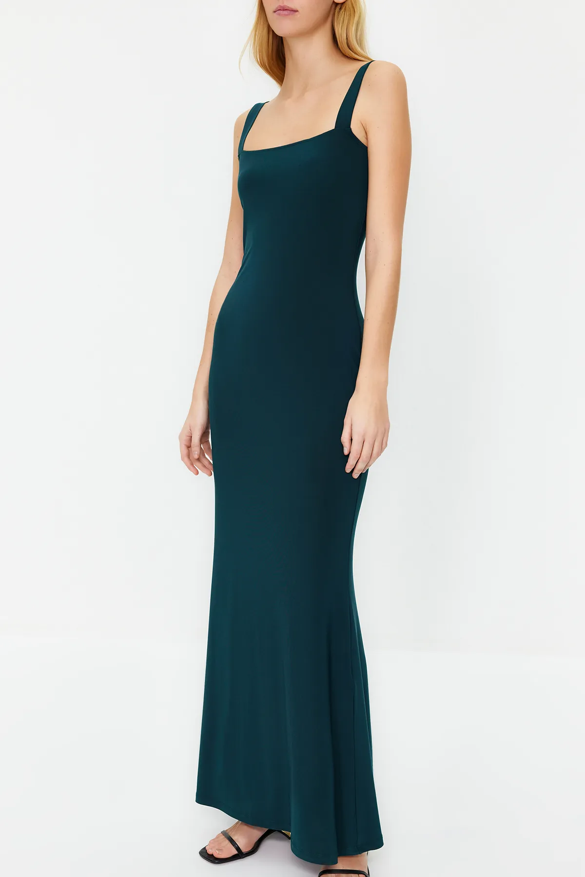 Trendyol Collection  Smaragdgrünes, figurbetontes/figurbetontes, flexibles Maxi-Bleistiftkleid aus Strick mit dicken Trägern TWOSS24EL00137
