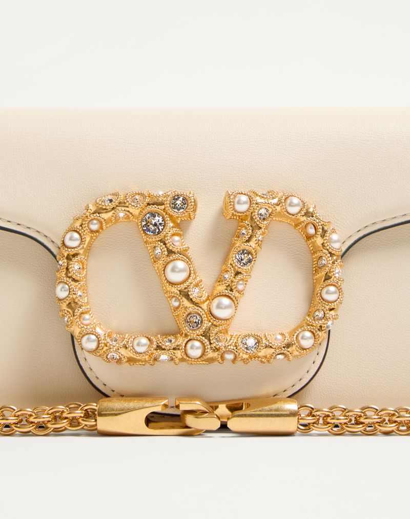 Bolsa de ombro pequena Valentino Garavani Locò em couro de bezerro com logotipo de joia.