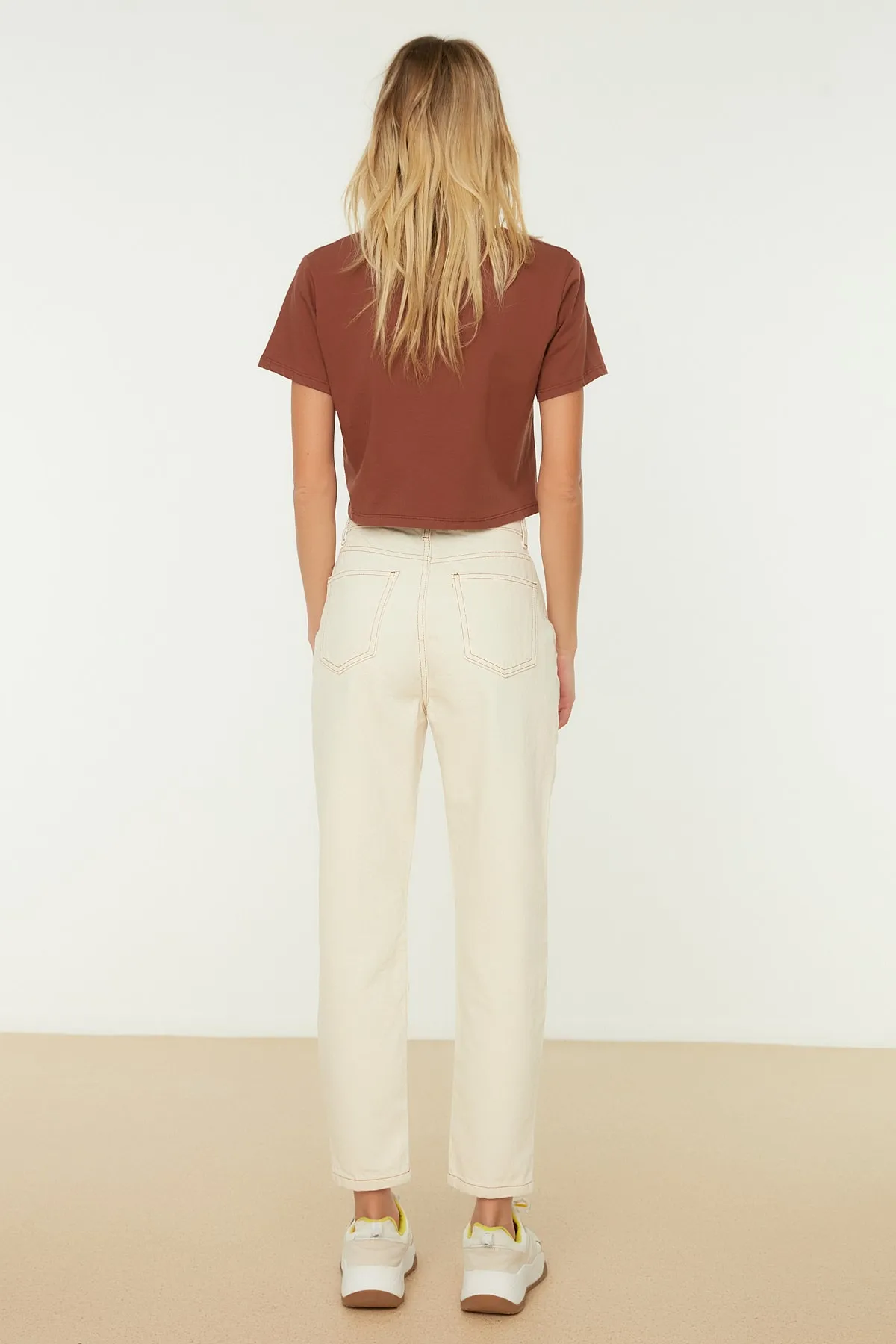 Trendyol Collection  Ecrufarbene Mom-Jeans mit hoher Taille TWOSS20JE0200
