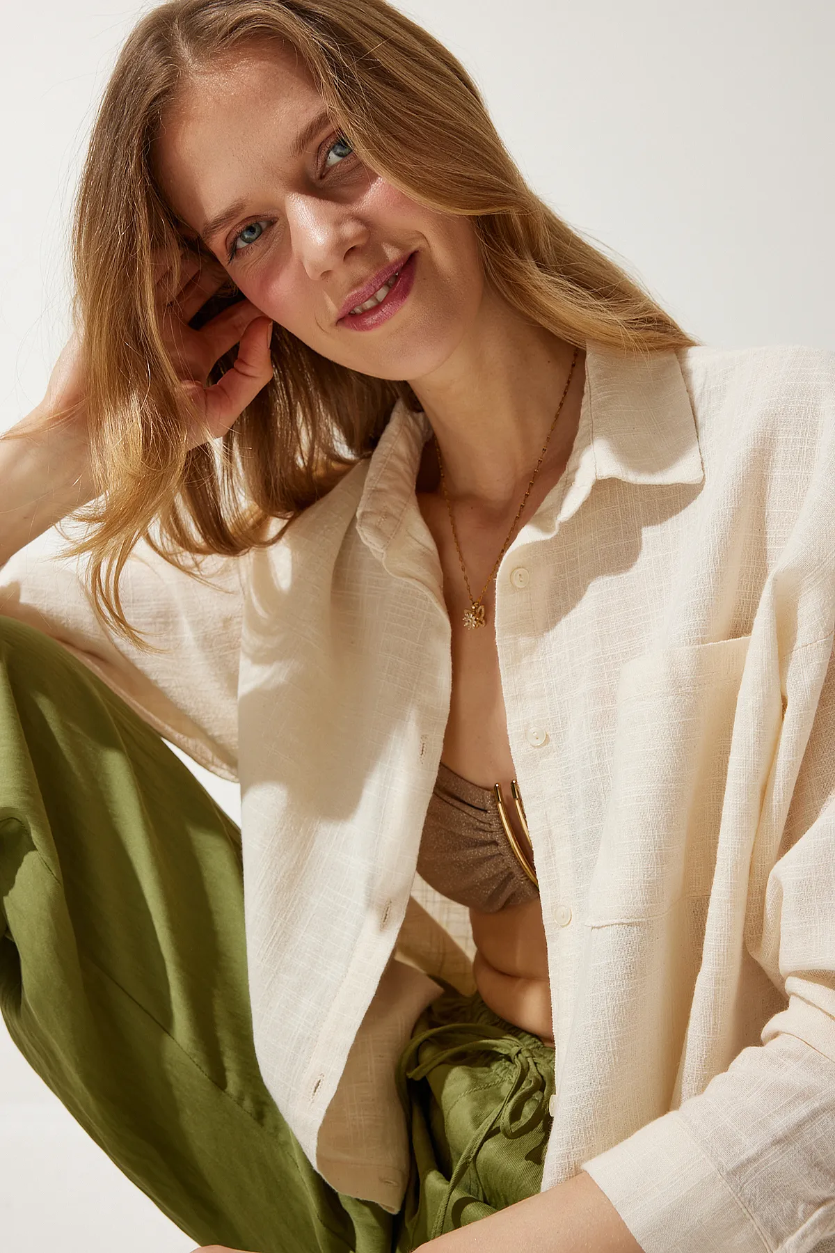 Happiness İstanbul  Cremefarbenes Oversize-Leinenhemd für Damen mit Taschen MX00152