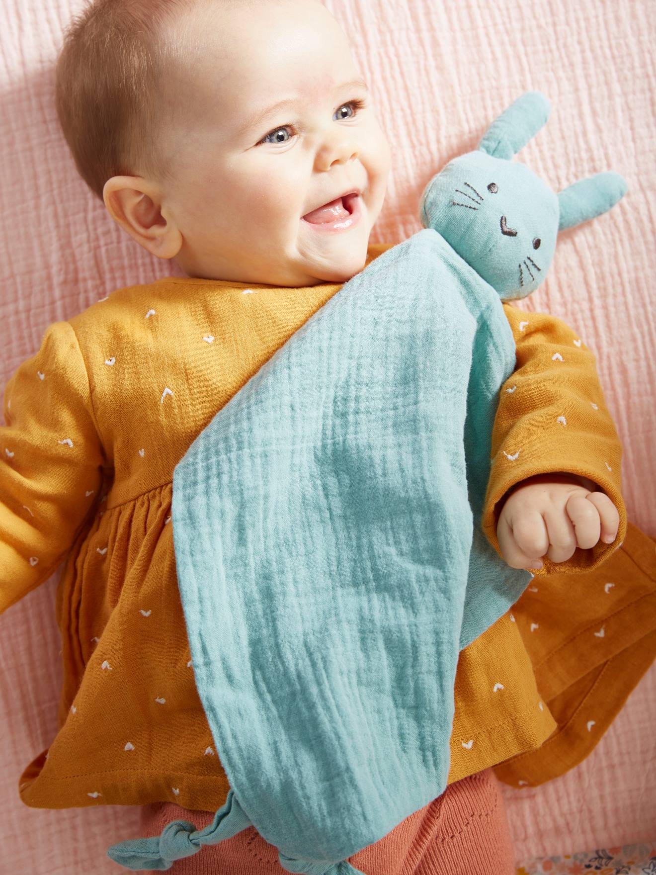 Doudou en gaze de coton + hochet rond rose