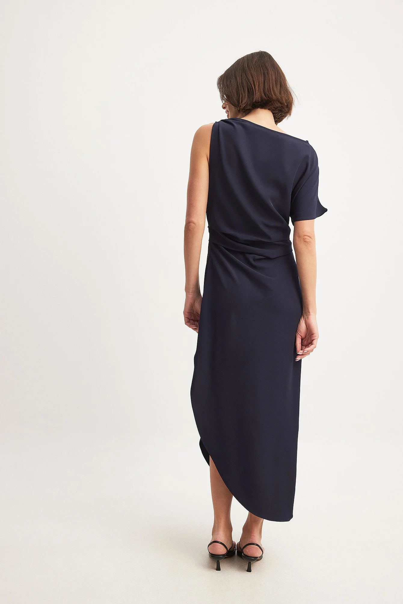 Gewebtes asymmetrisches, einseitig schulterfreies Kleid mit drapierten Details