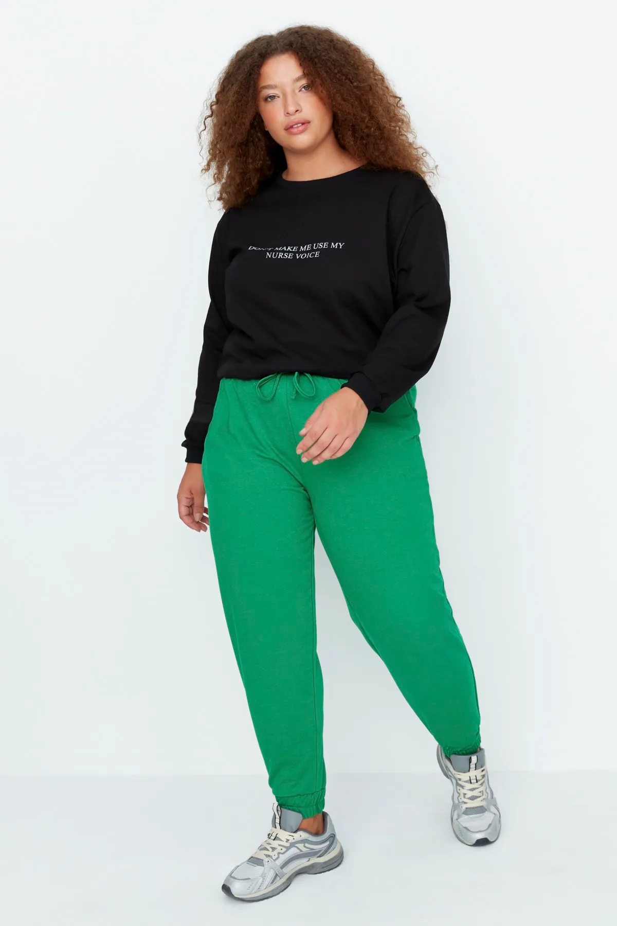 Trendyol Curve  Grüne lockere Jogger-Jogginghose aus dünnem Strick TBBAW23AJ00011