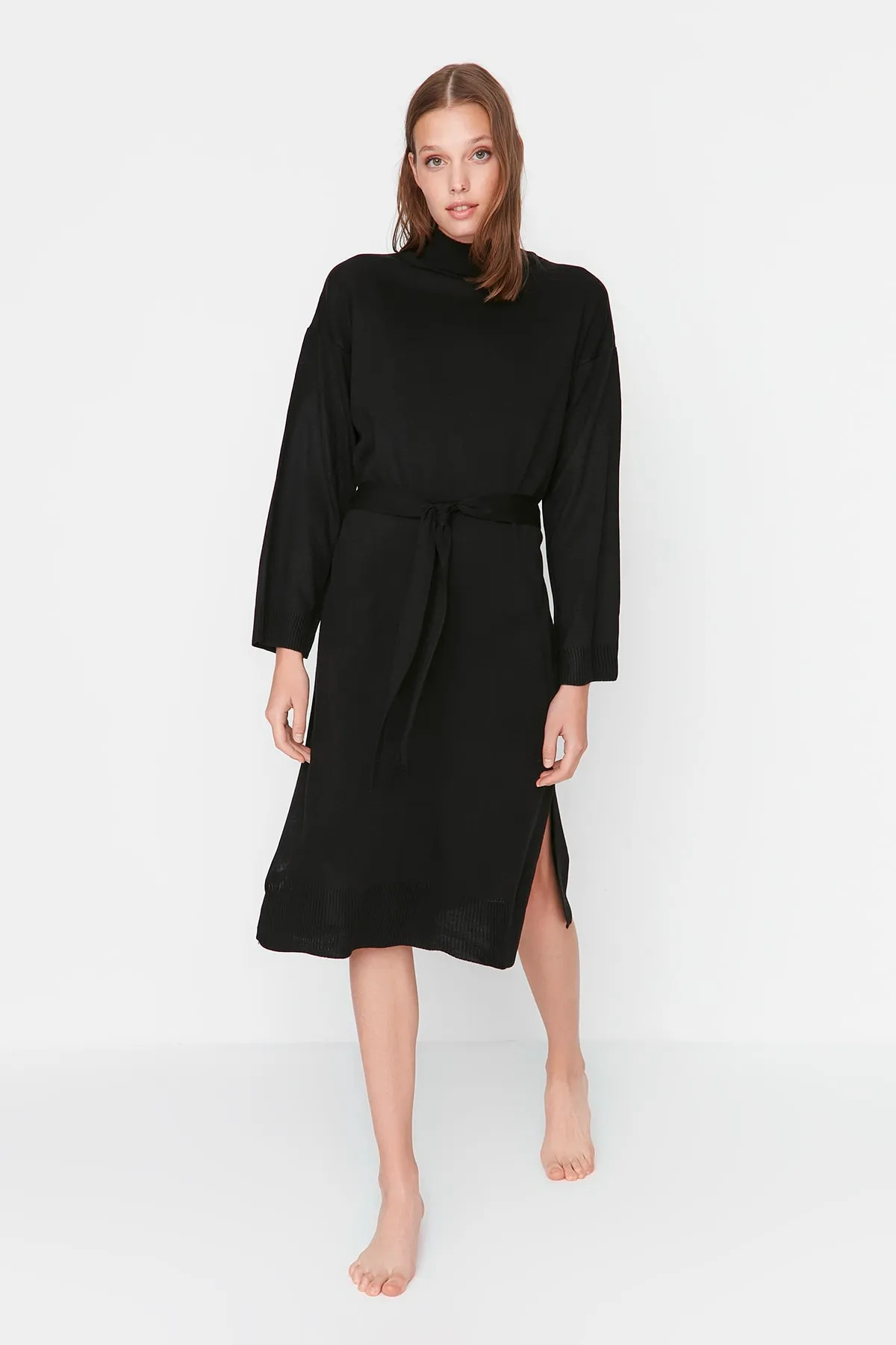 Trendyol Collection  Schwarzes langes Strickkleid mit Gürtel THMAW23EL00000