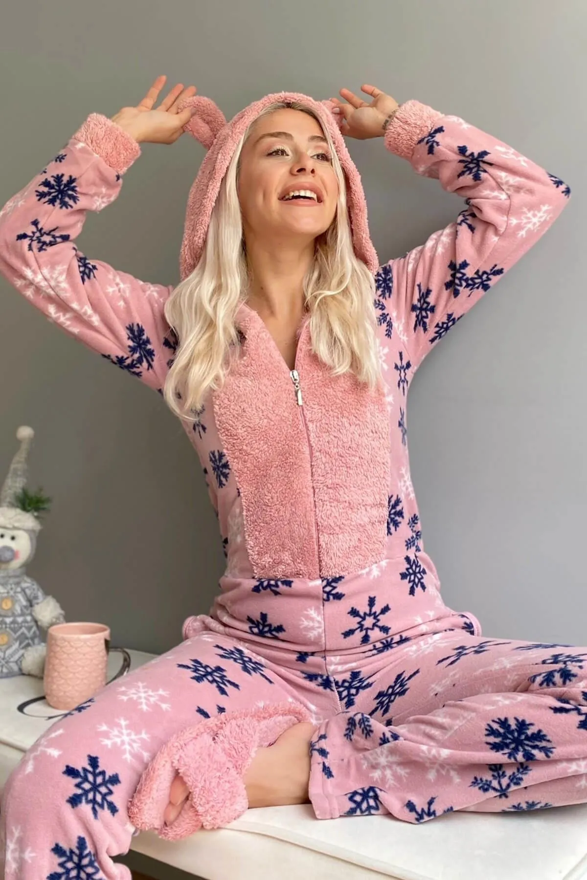 Pijamaevi  Rosa Schneeflocken-gemusterter Damen-Overall-Pyjama aus Fleece und Plüsch für Damen
