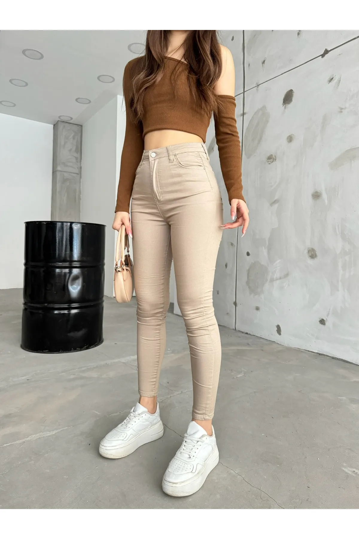 BİKELİFE  Beigefarbene, knöchellange, schmale Lycra-Hose mit hoher Taille und schmalem Bein