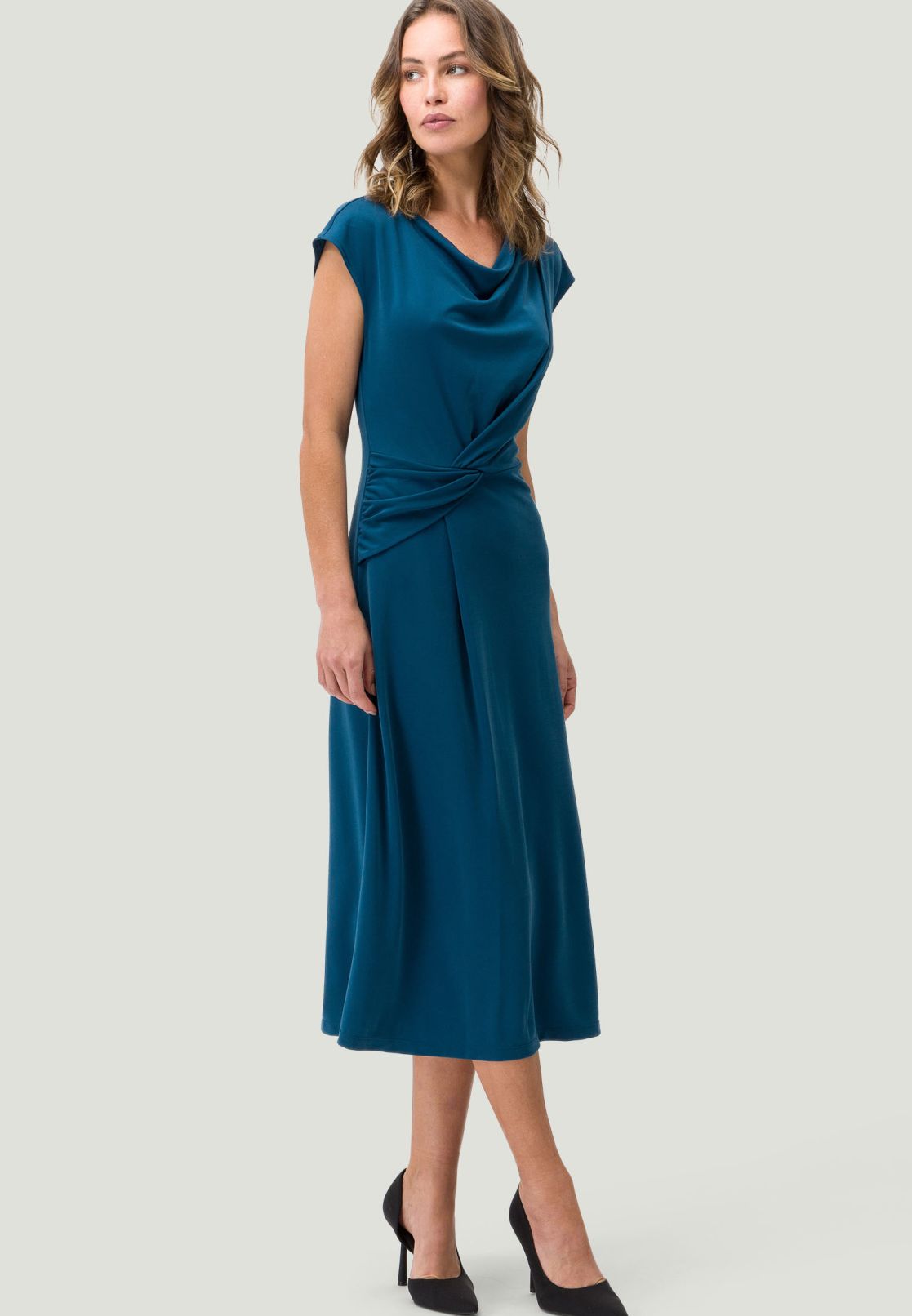 Midikleid mit Wasserfallausschnitt