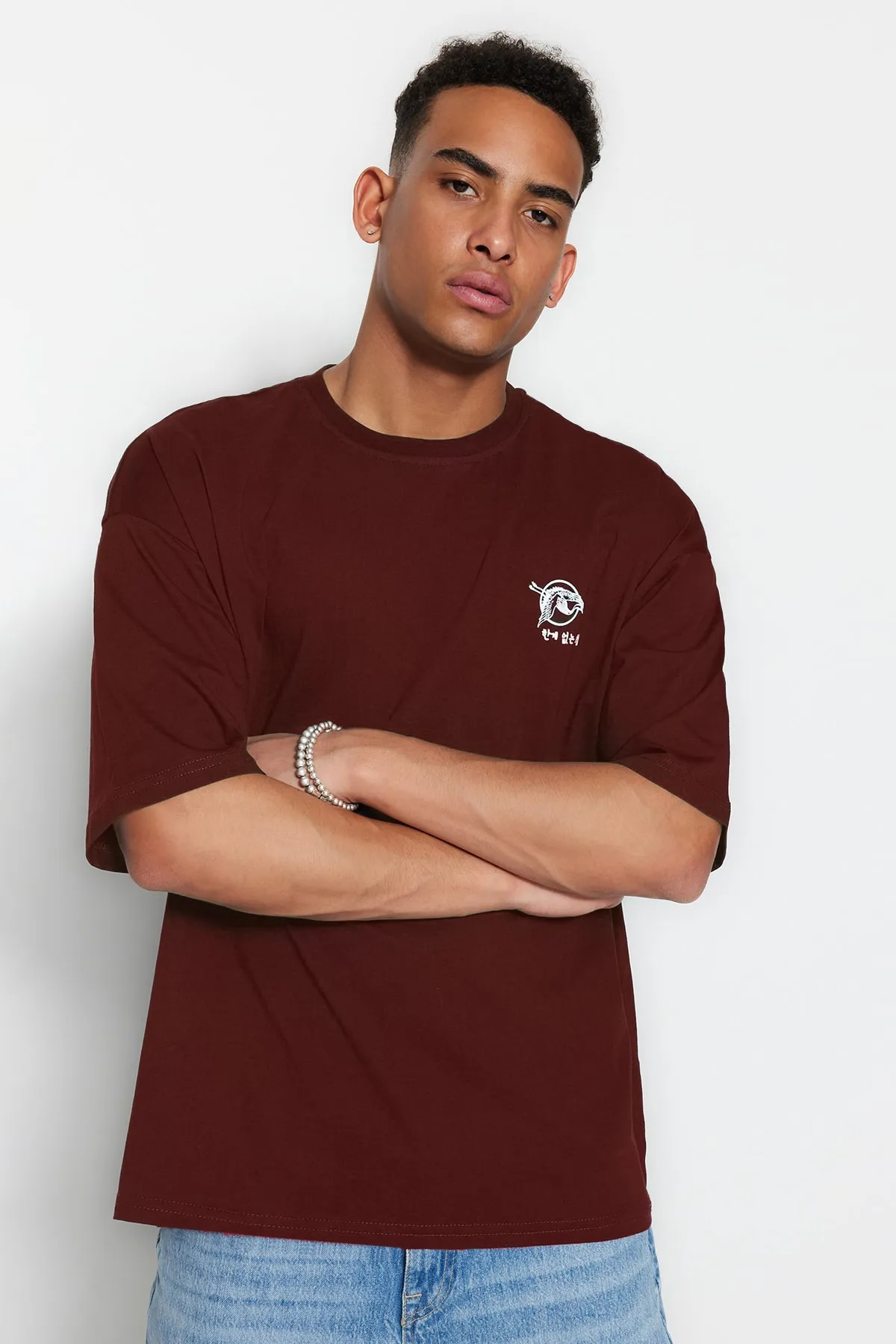 Trendyol Collection  Braunes Oversize-T-Shirt aus 100 % Baumwolle mit Fernost-Aufdruck TMNSS23TS00170