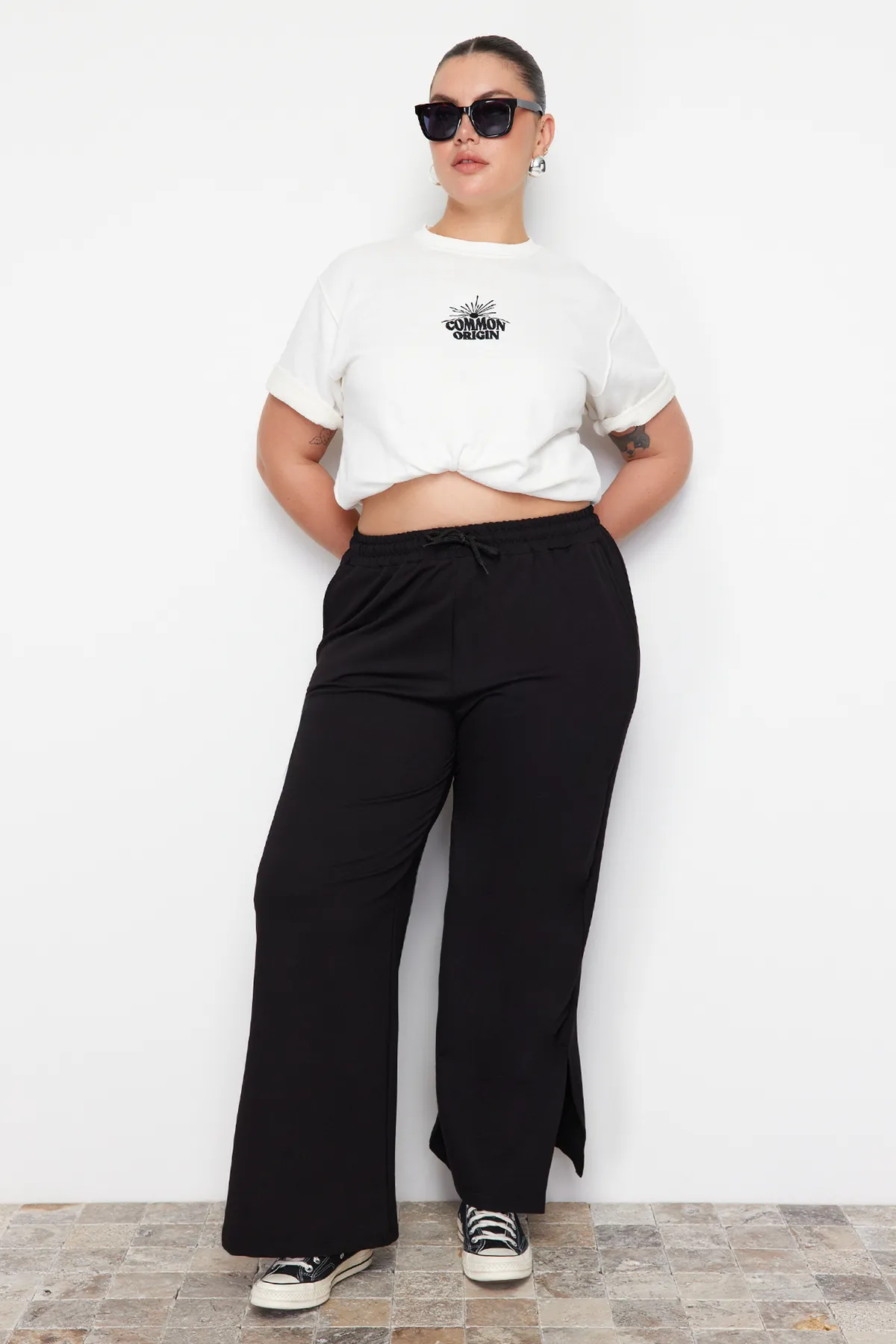 Trendyol Curve  Schwarze, detaillierte, dünne Strick-Jogginghose mit Schlitz TBBAW24AJ00006