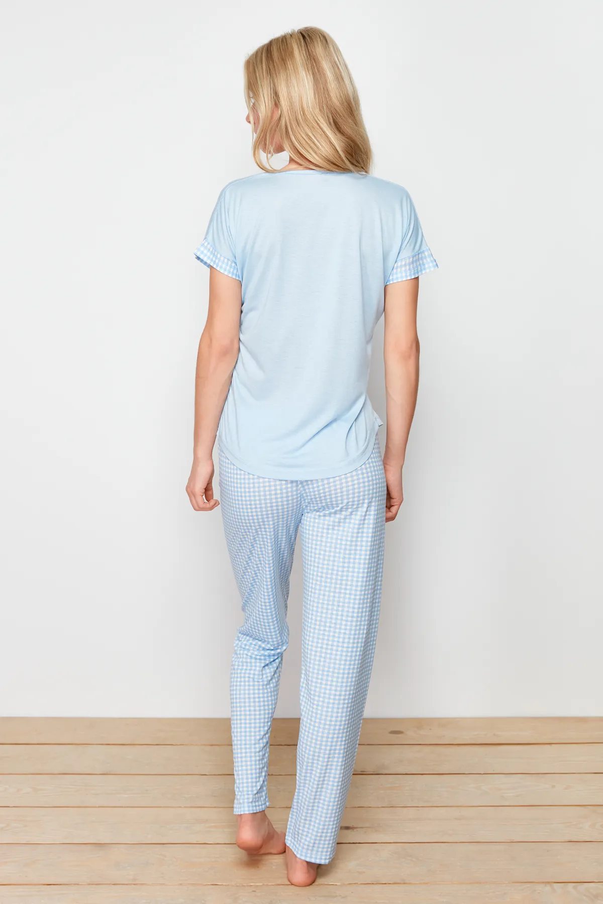 Trendyol Collection  Blaues Pyjama-Set aus Strick mit Gingham-Muster und Slogan-Aufdruck THMSS24PT00364