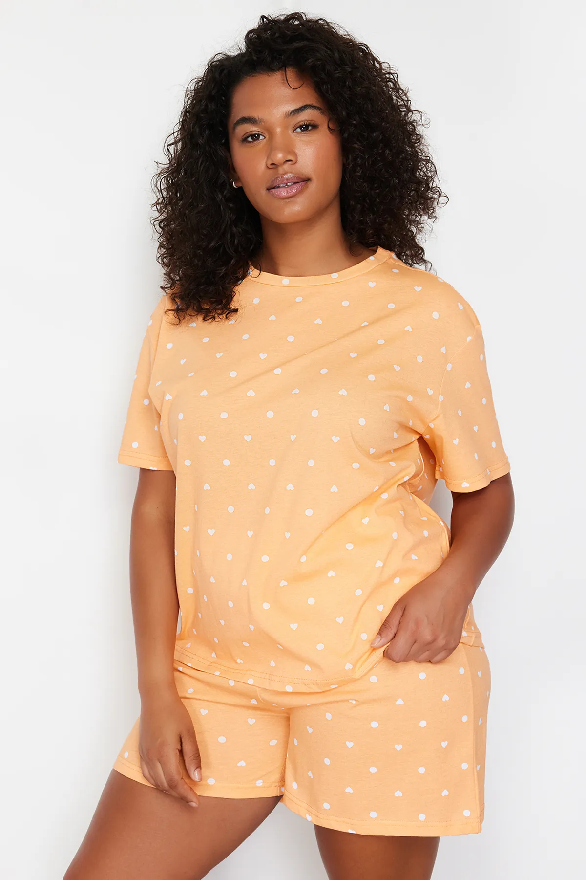 Trendyol Curve  Orangefarbenes Pyjama-Set aus Strick mit Herzmuster TBBSS24AI00025