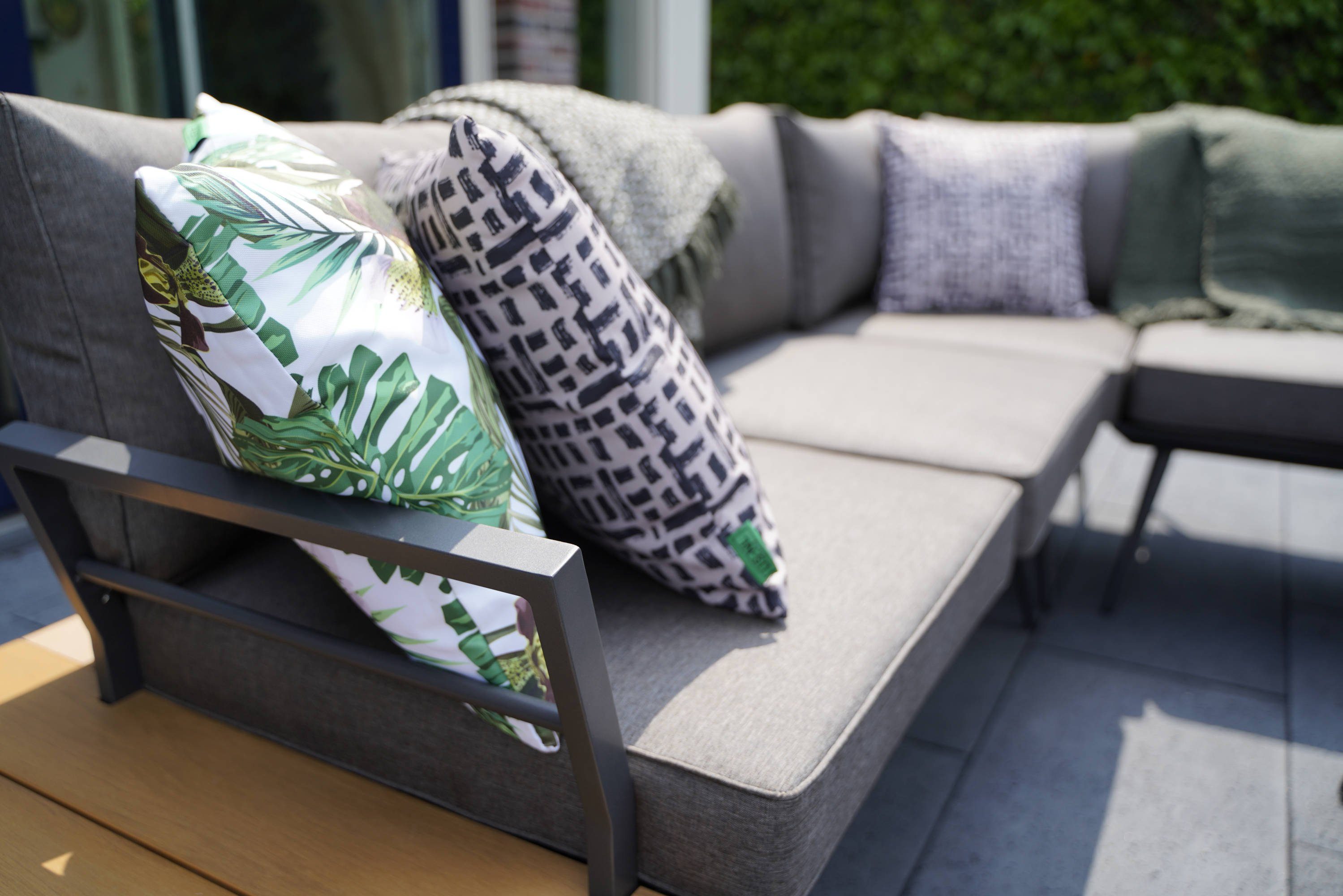 GMD Living Eckbankgruppe AREZZO, (Eckbank Essgruppe, 5-tlg., bestehend aus 2 Sofas, 1 Eckteil, 1 Tisch & 1 Bank inkl. Polsterkissen), Tischplatte im Teaklook, Wetterfest