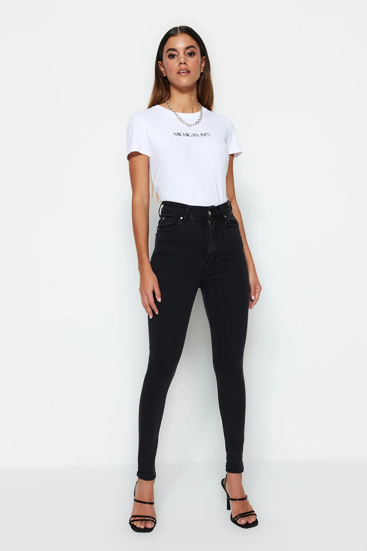 Trendyol Collection  Schwarze Skinny-Jeans mit normaler Taille TWOSS23JE00073