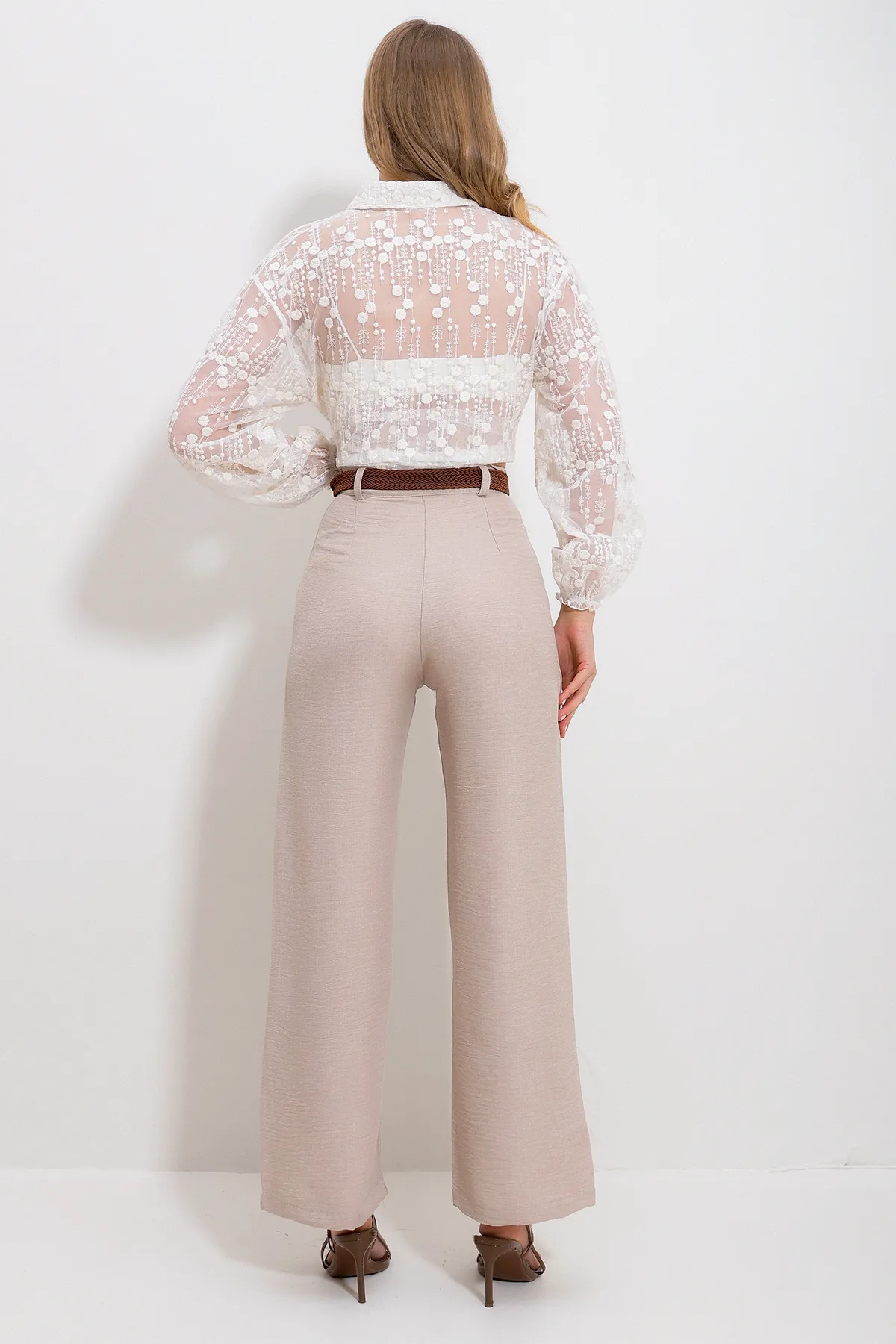 Trend Alaçatı Stili  Beigefarbene Webhose für Damen mit Gürtel, seitlichem verstecktem Reißverschluss und hoher Taille ALC-X11881