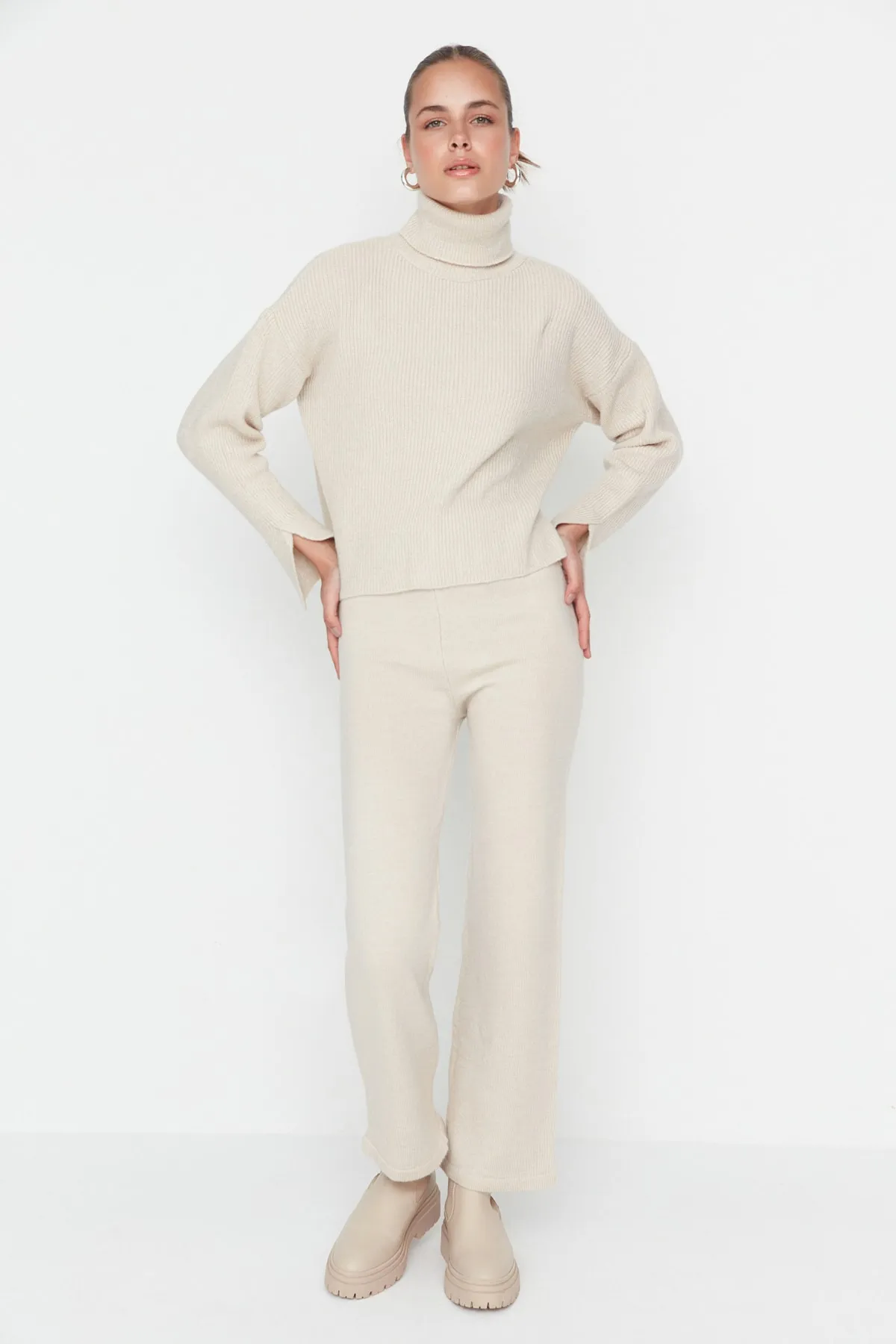 Trendyol Collection  Set aus weichem, strukturiertem Basic-Strickoberteil und -unterteil mit Hose in Stone TWOAW22AU0312