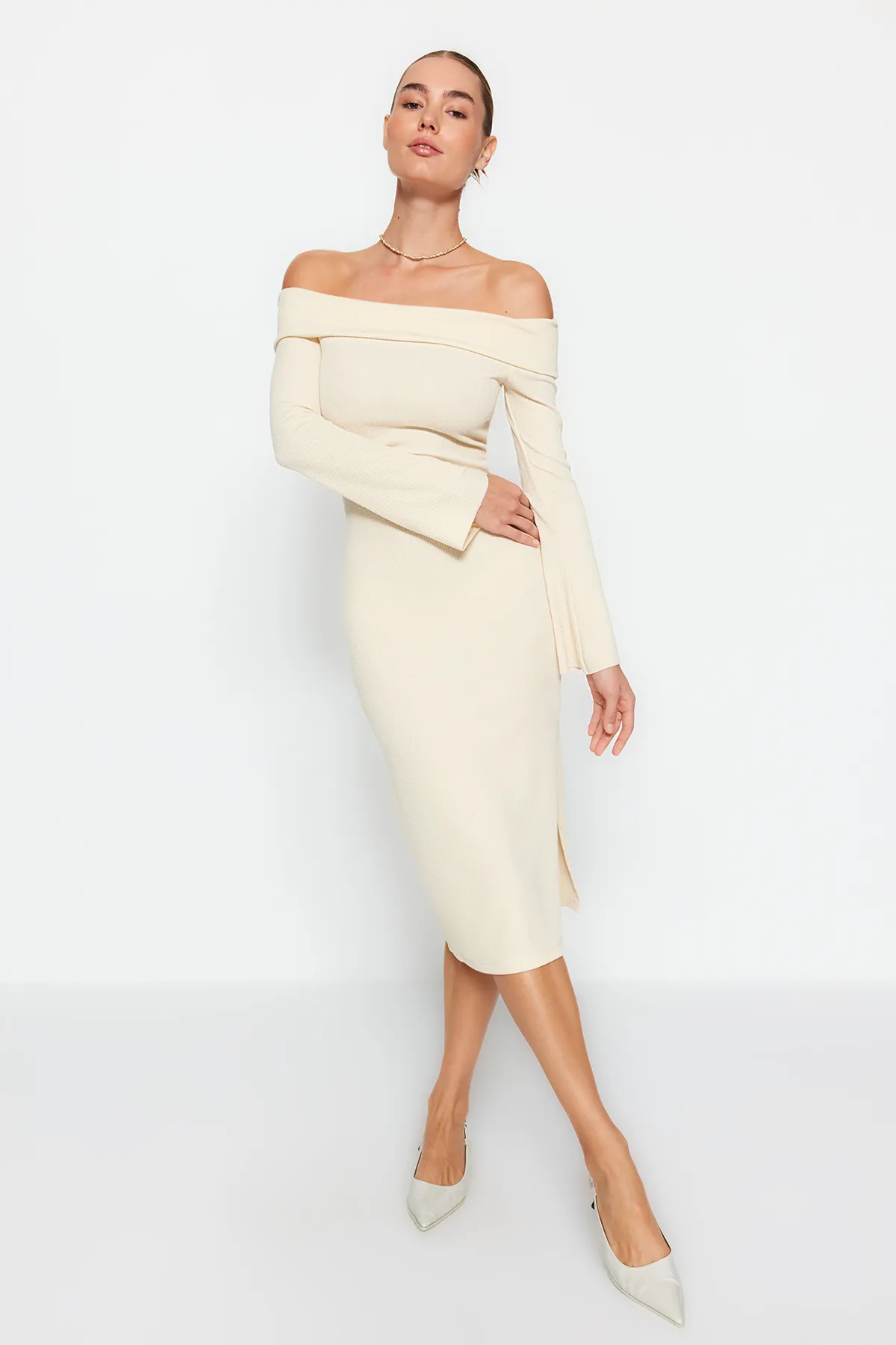 Trendyol Collection  Beiges tailliertes, geripptes, weich strukturiertes Midi-Bleistiftkleid aus flexiblem Strick mit Carmen-Kragen TWOAW24EL00803