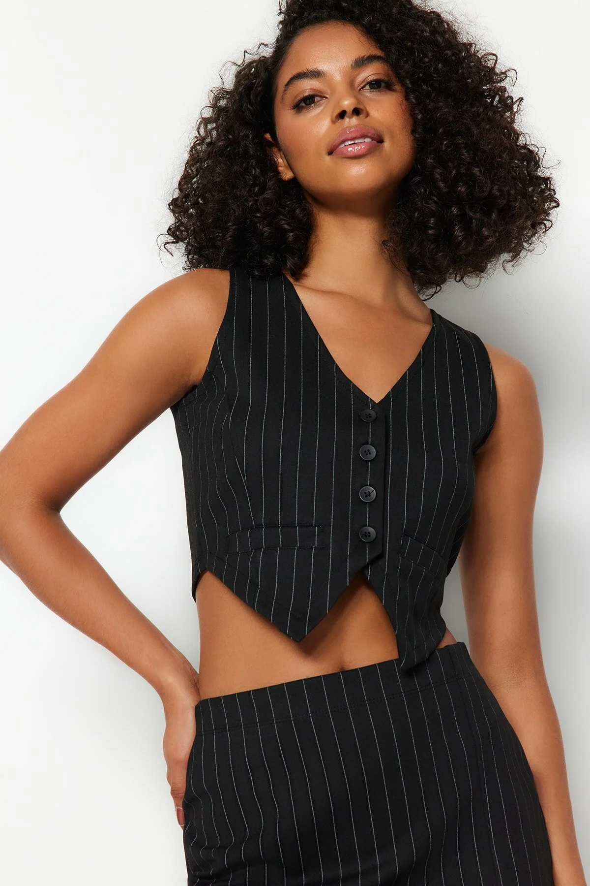 Trendyol Collection  Schwarze kurze Weste mit regulärem Knopfdetail und Streifen TWOSS23YE00037