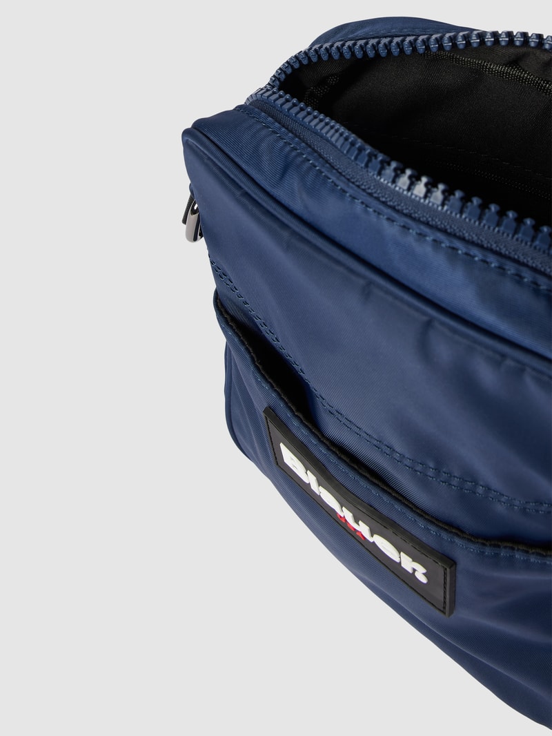 Umhängetasche mit Label-Patch Modell 'SPLASH' in olivgrün