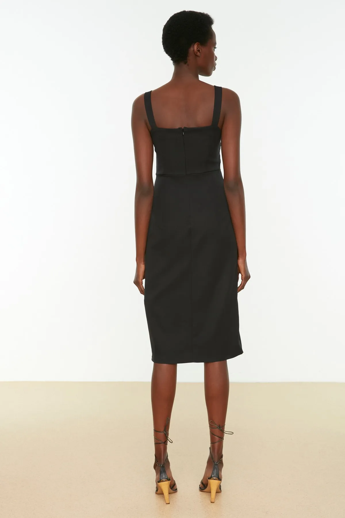 Trendyol Collection  Schwarzes, figurbetontes Midi-Webkleid mit Ösen und detailliertem Schlitz und quadratischem Kragen TWOSS19EL0079