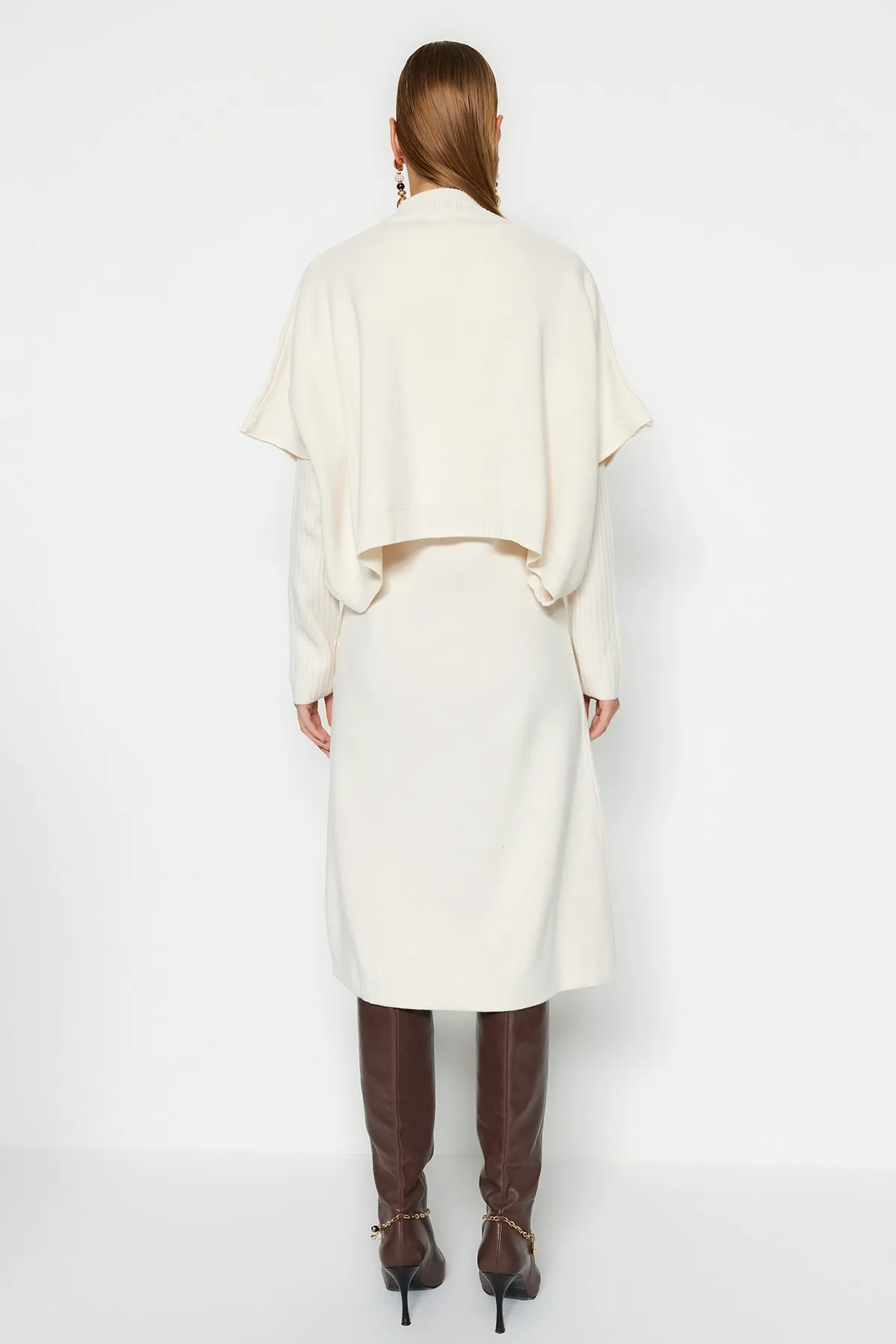 Trendyol Collection  Ecru Wide Fit Midi-Strickpullover mit hohem Kragen und Anzug TWOAW24EL00012