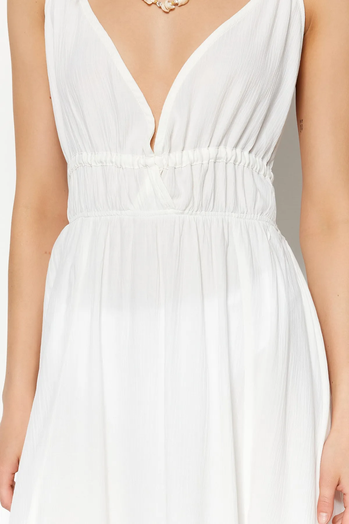 Trendyol Collection  Ecrufarbenes, gewebtes Maxi-Strandkleid mit Raffung TBESS23EL00063
