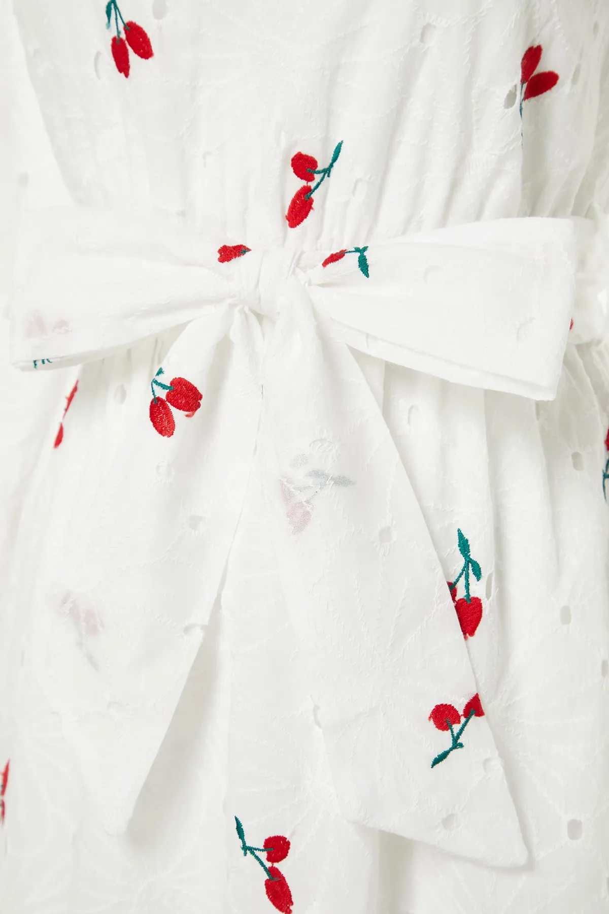 Trendyol Modest  Ecrufarbenes, gefüttertes Kleid aus 100 % Baumwolle mit Stickereien, Gürtel und detaillierten Stickereien TCTSS23EB00136