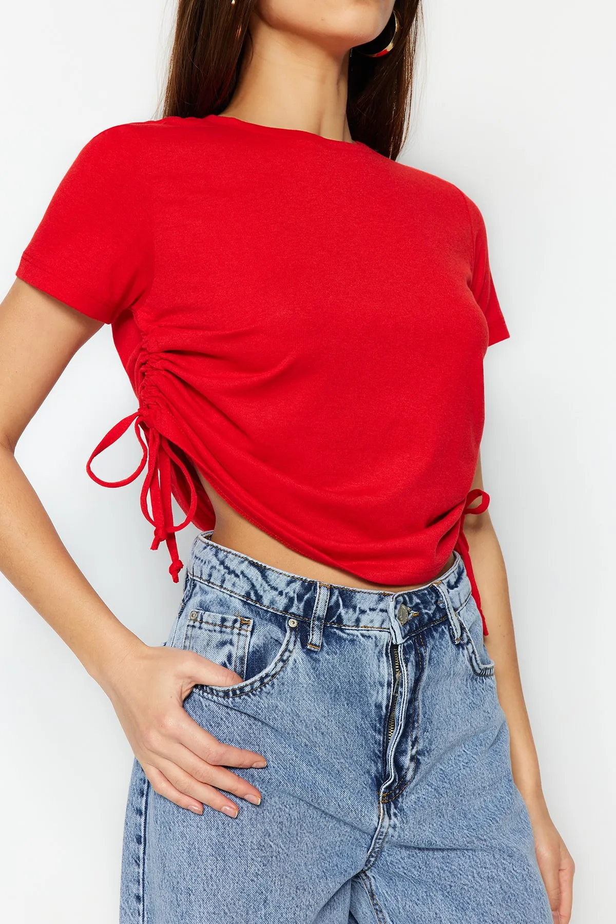 Trendyol Collection  Rotes Basic-Strick-T-Shirt aus 100 % Baumwolle mit Rundhalsausschnitt und Raffdetail TWOSS21TS0131