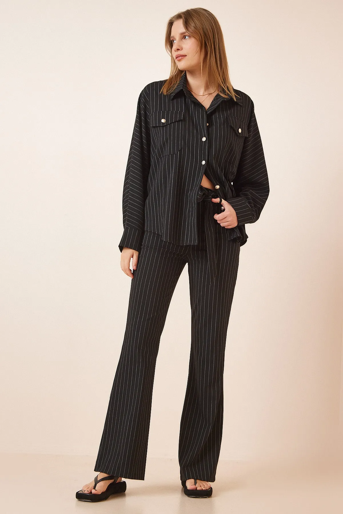 Happiness İstanbul  Schwarzes Strickset mit gestreiftem Hemd und Hose für Damen FN03022