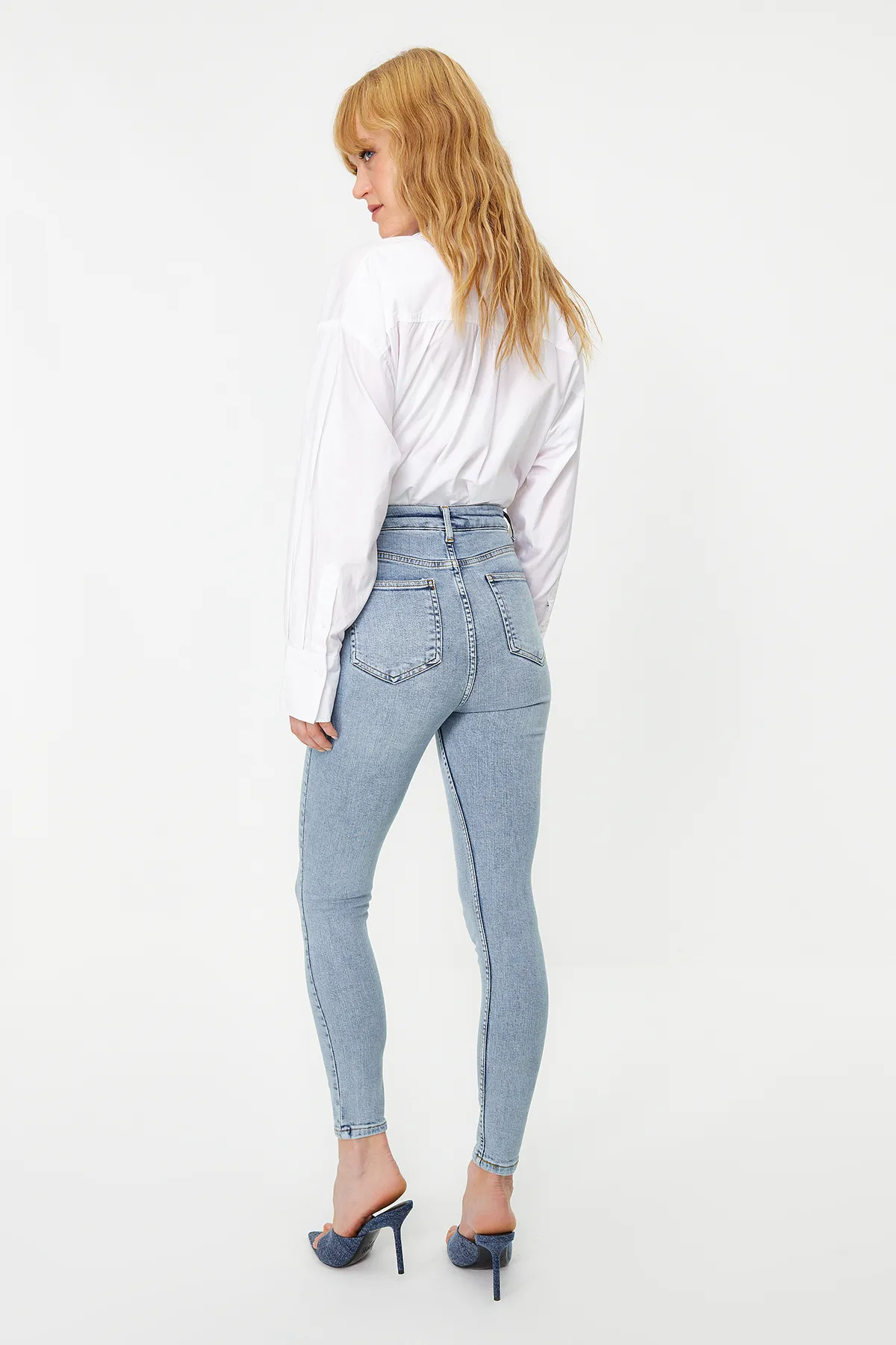 Trendyol Collection  Hellblaue Vintage-Röhrenjeans mit hoher Taille TWOSS24JE00079