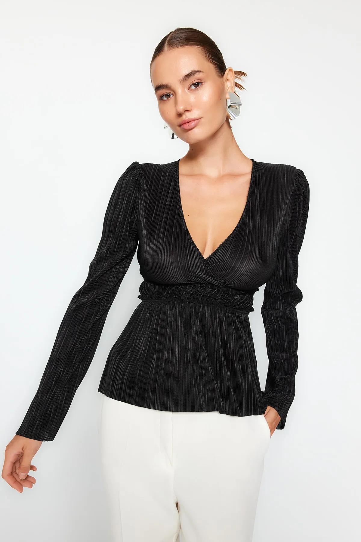 Trendyol Collection  Schwarze, plissierte, zweireihige Bluse mit Rüschen und V-Ausschnitt TWOAW24BZ00278