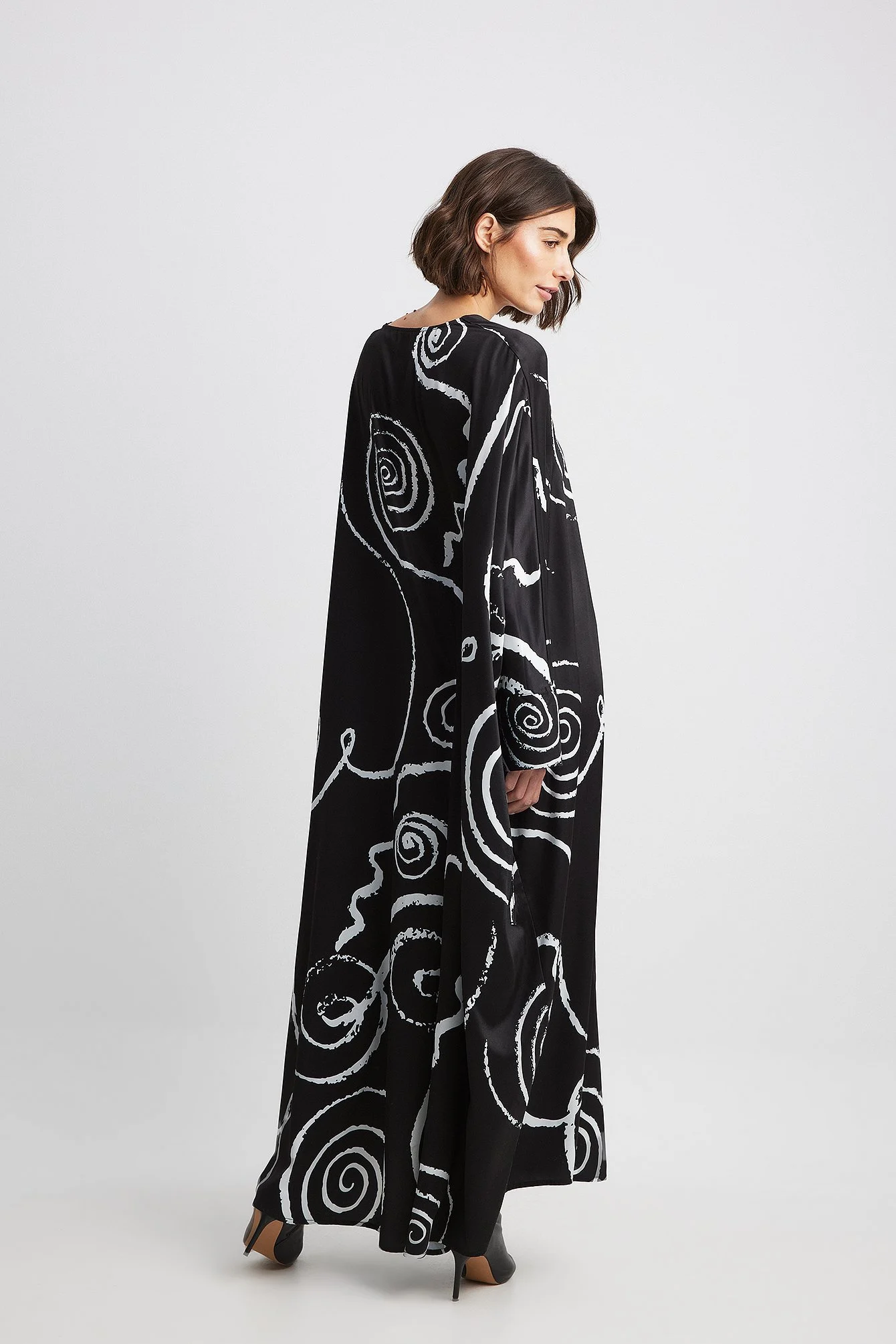 Fließendes Kimono-Maxikleid