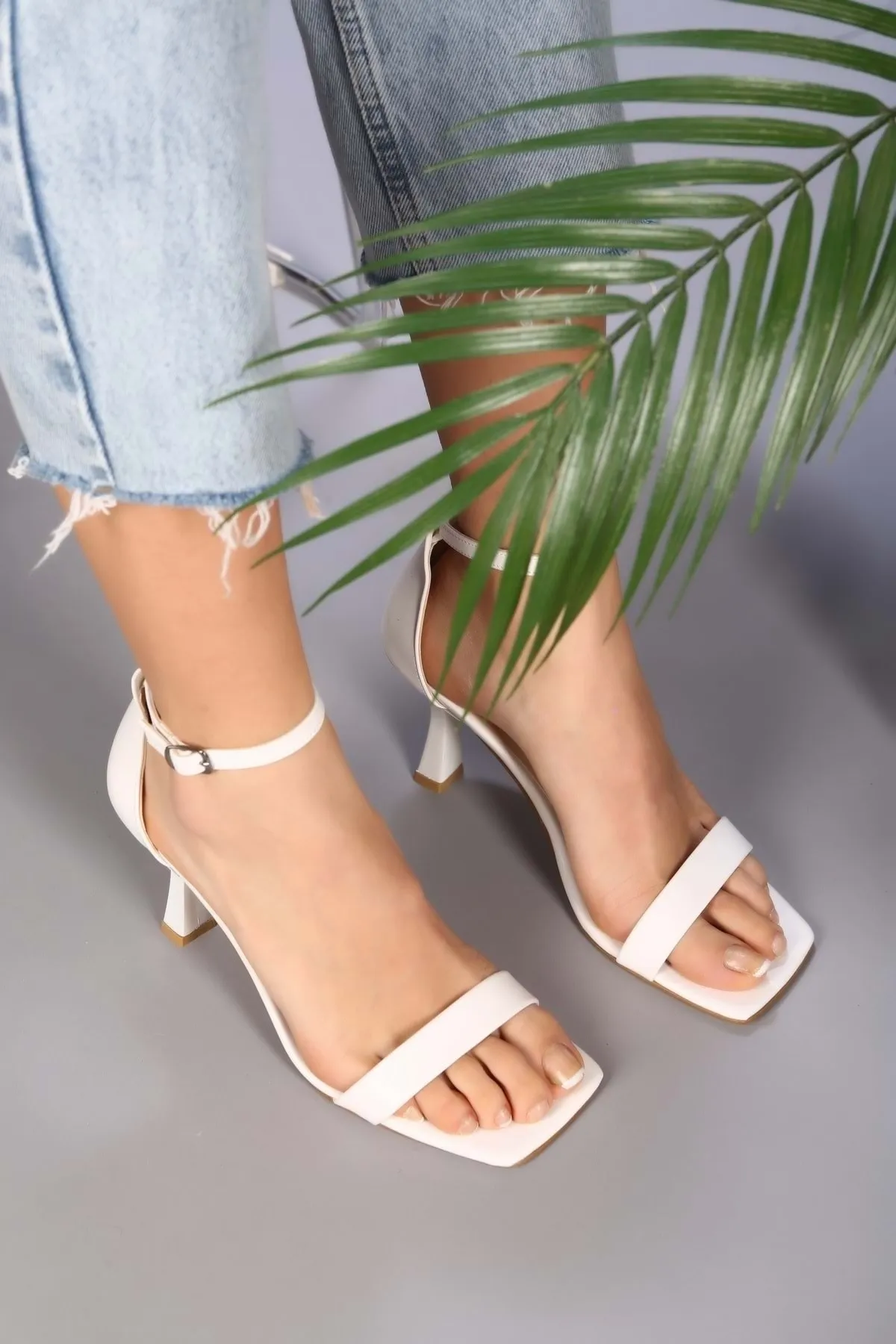 Shoeberry  Riva White Skin Damenschuhe mit einzelnem Riemen und Absatz