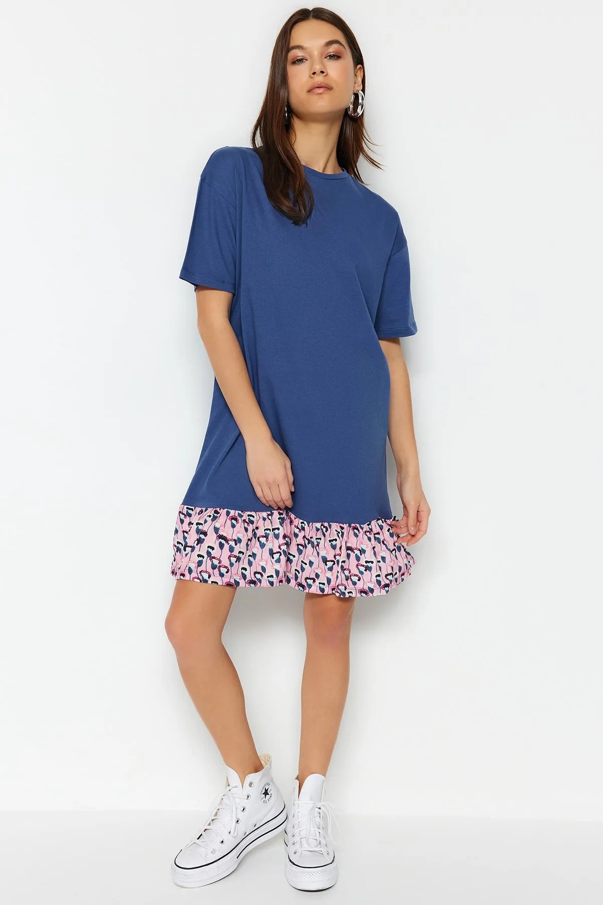 Trendyol Collection  Marineblaues, gewebtes, detailliertes Mini-Strickkleid mit Rundhalsausschnitt und offener Taille/Skater TWOSS20EL2286