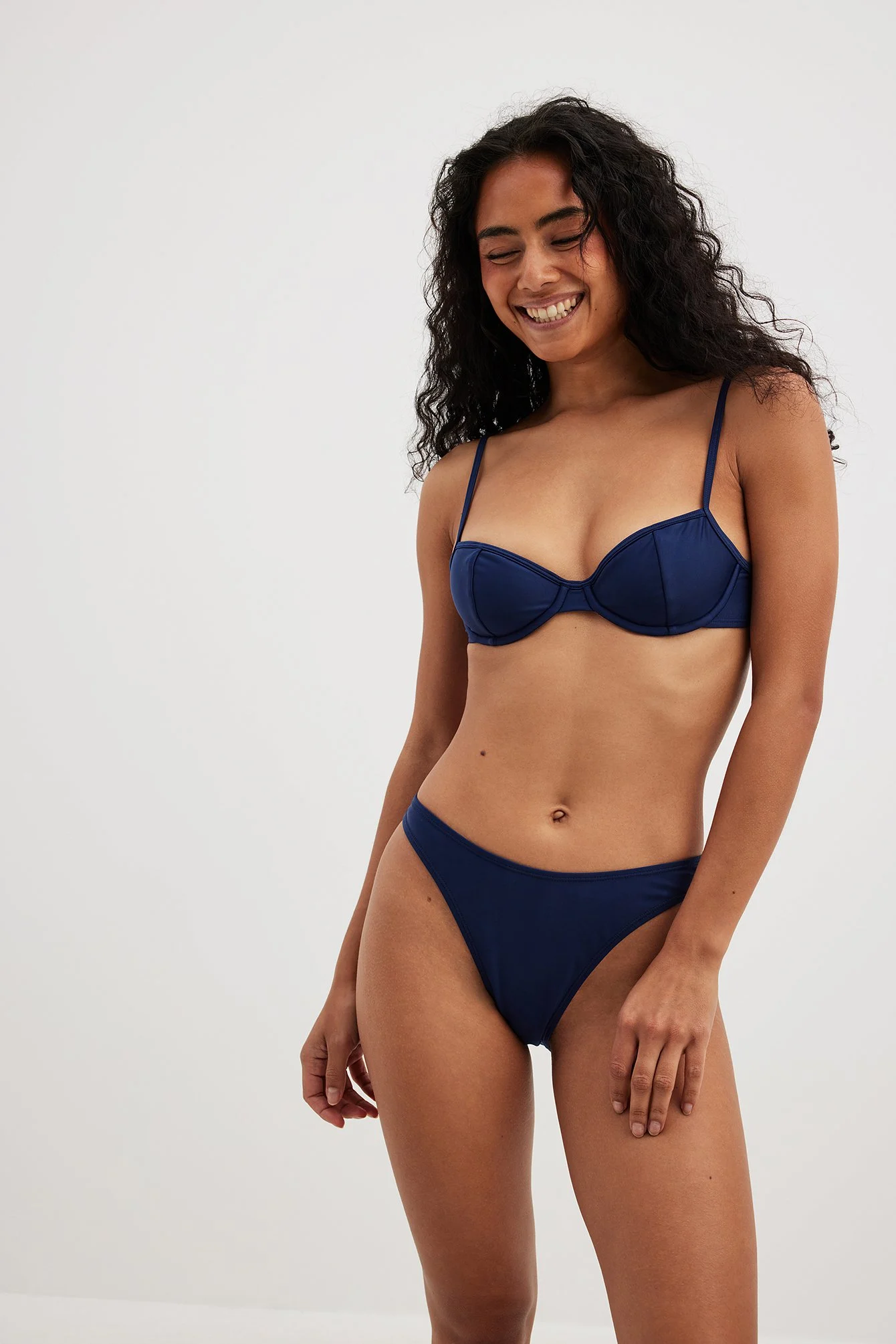 Hochgeschnittenes Bikinihöschen