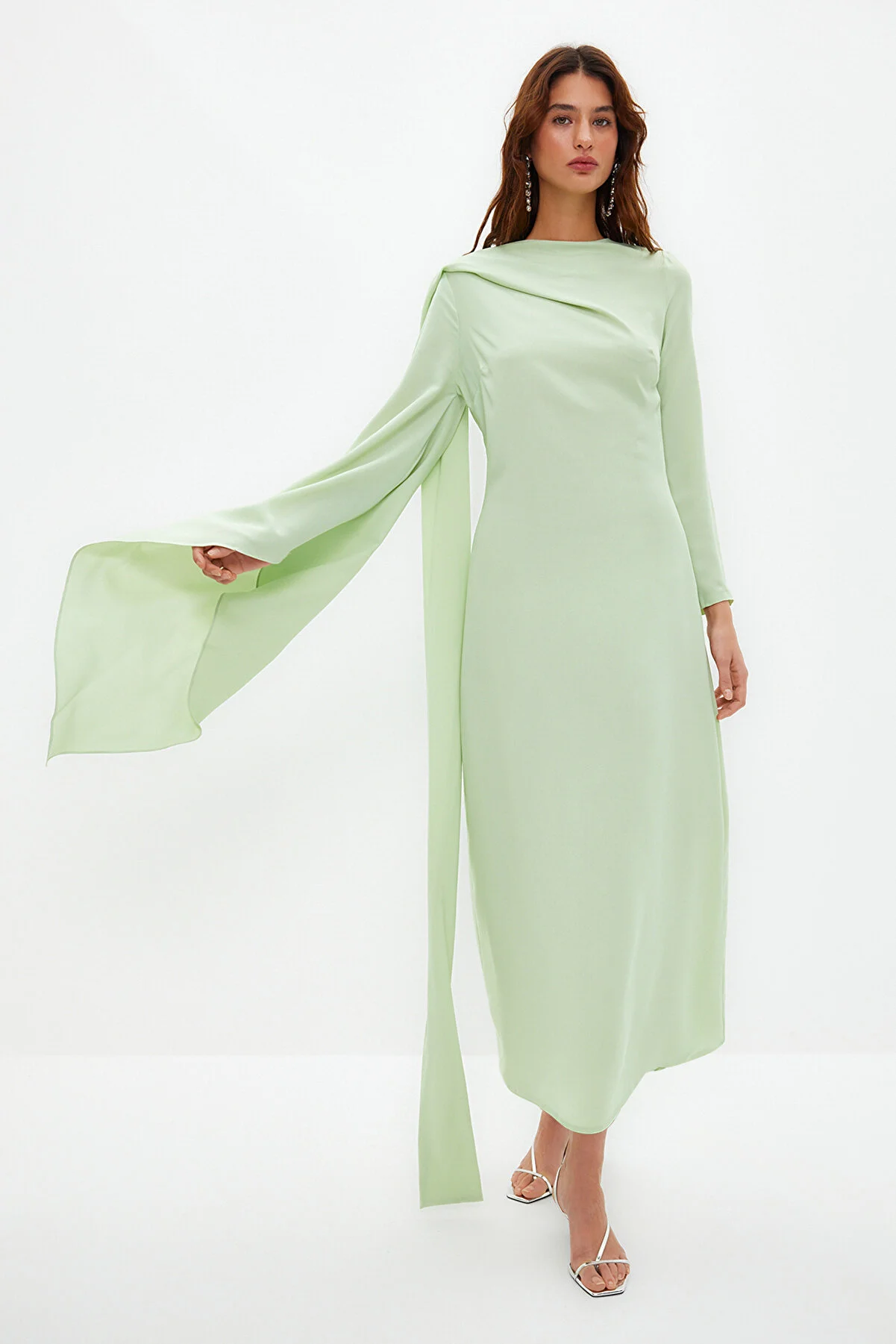 Trendyol Modest  Hellgrünes, detailliertes Abendkleid mit Schal TCTSS24DB00036