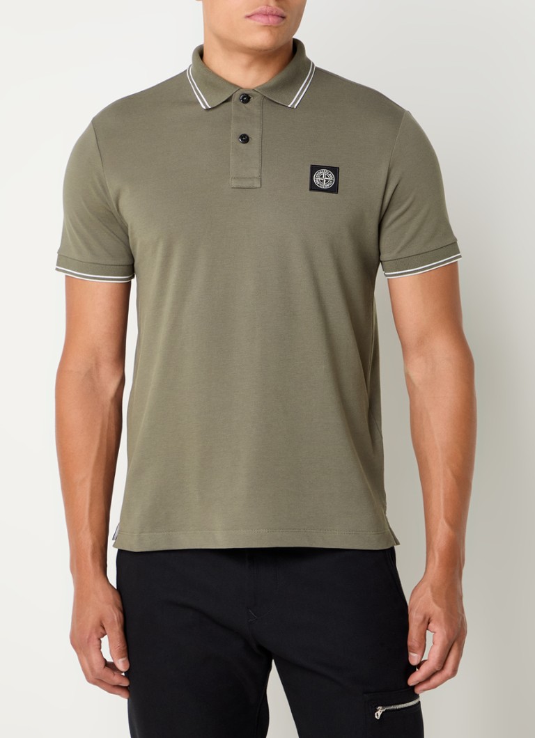 Polo Stone Island 2SC18 de corte regular, confeccionada em algodão piqué com punhos texturizados.