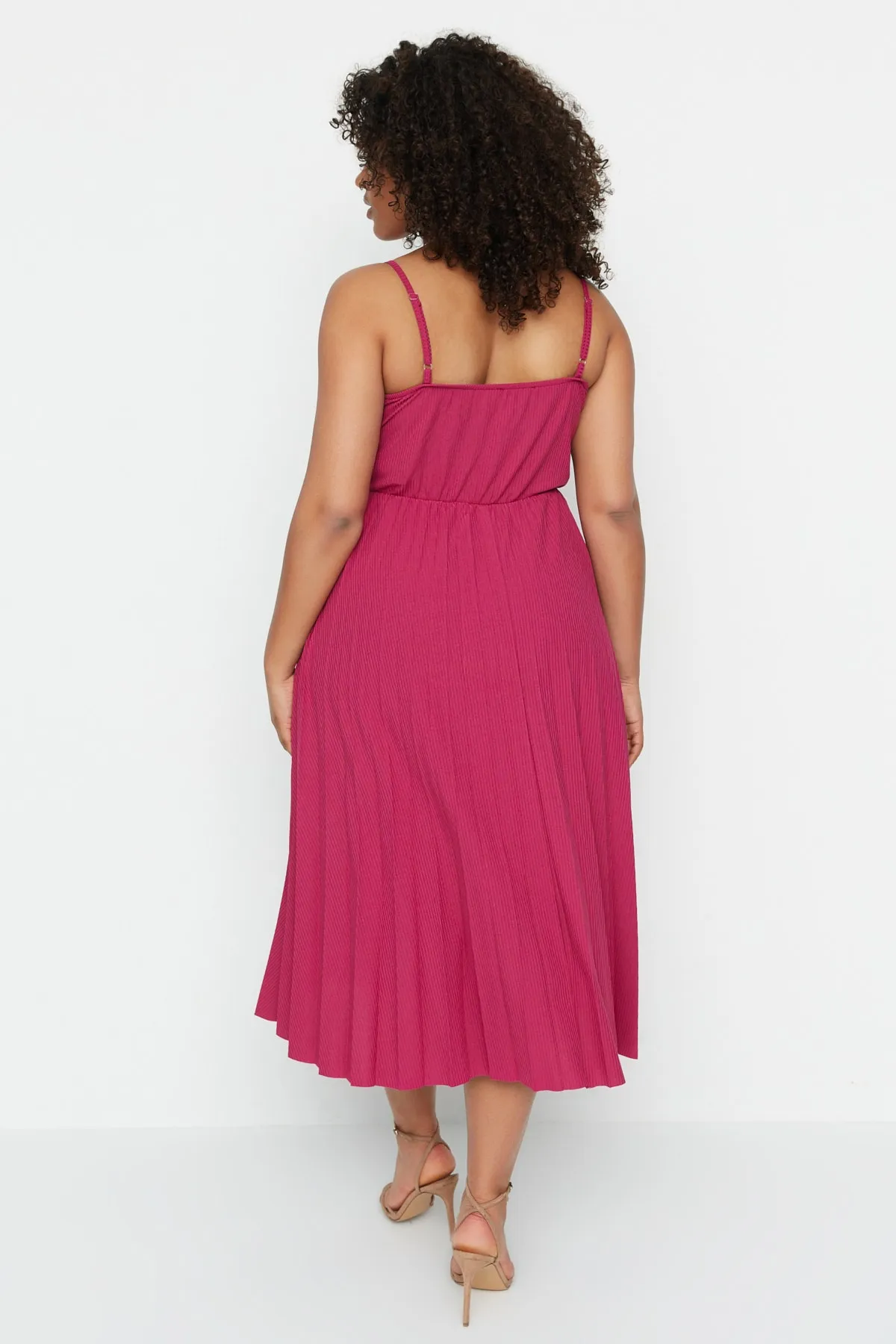Trendyol Curve  Fuchsiafarbenes, zweireihiges Strickkleid mit Kragen und Trägern TBSSS22EL1565