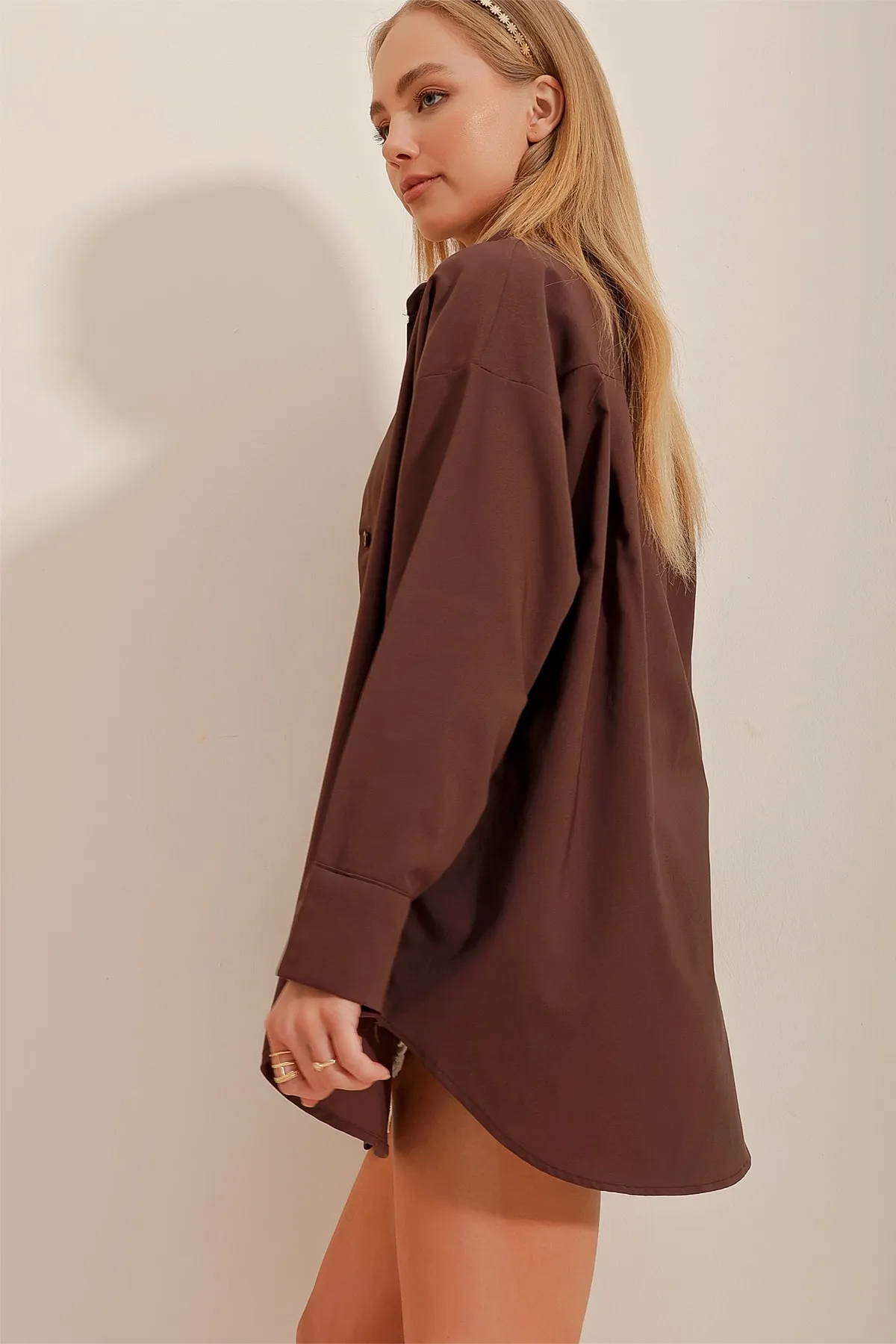 Trend Alaçatı Stili  Braunes, übergroßes, langes, gewebtes Hemd für Damen ALC-X6828