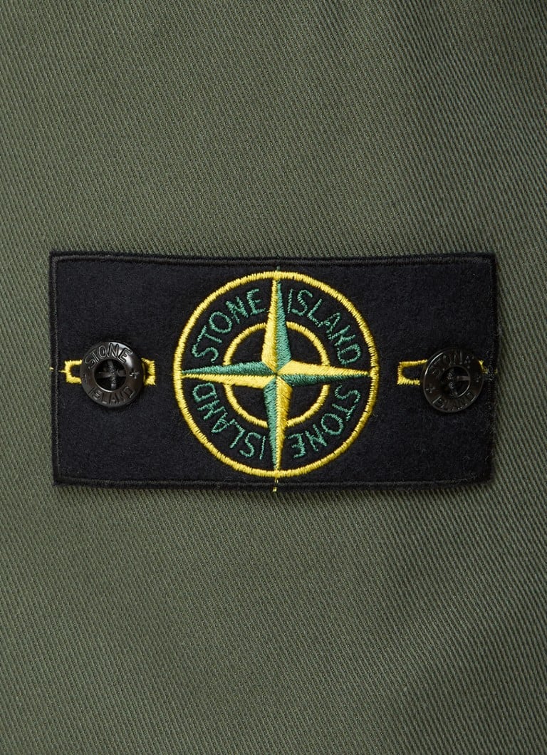 Pantaloni Stone Island 32503 slim fit, cu logo și buzunare cu fermoar.