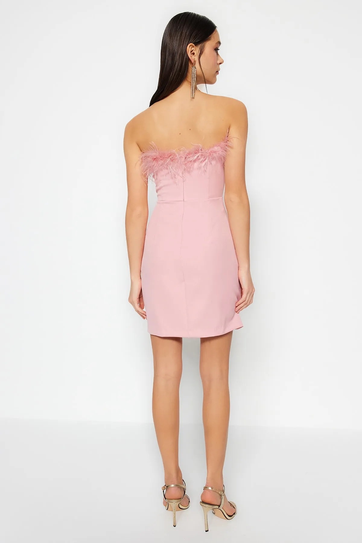 Trendyol Collection  Rosa, figurbetontes, gefüttertes, elegantes Abendkleid mit gewebten Otriches TPRSS23EL00547