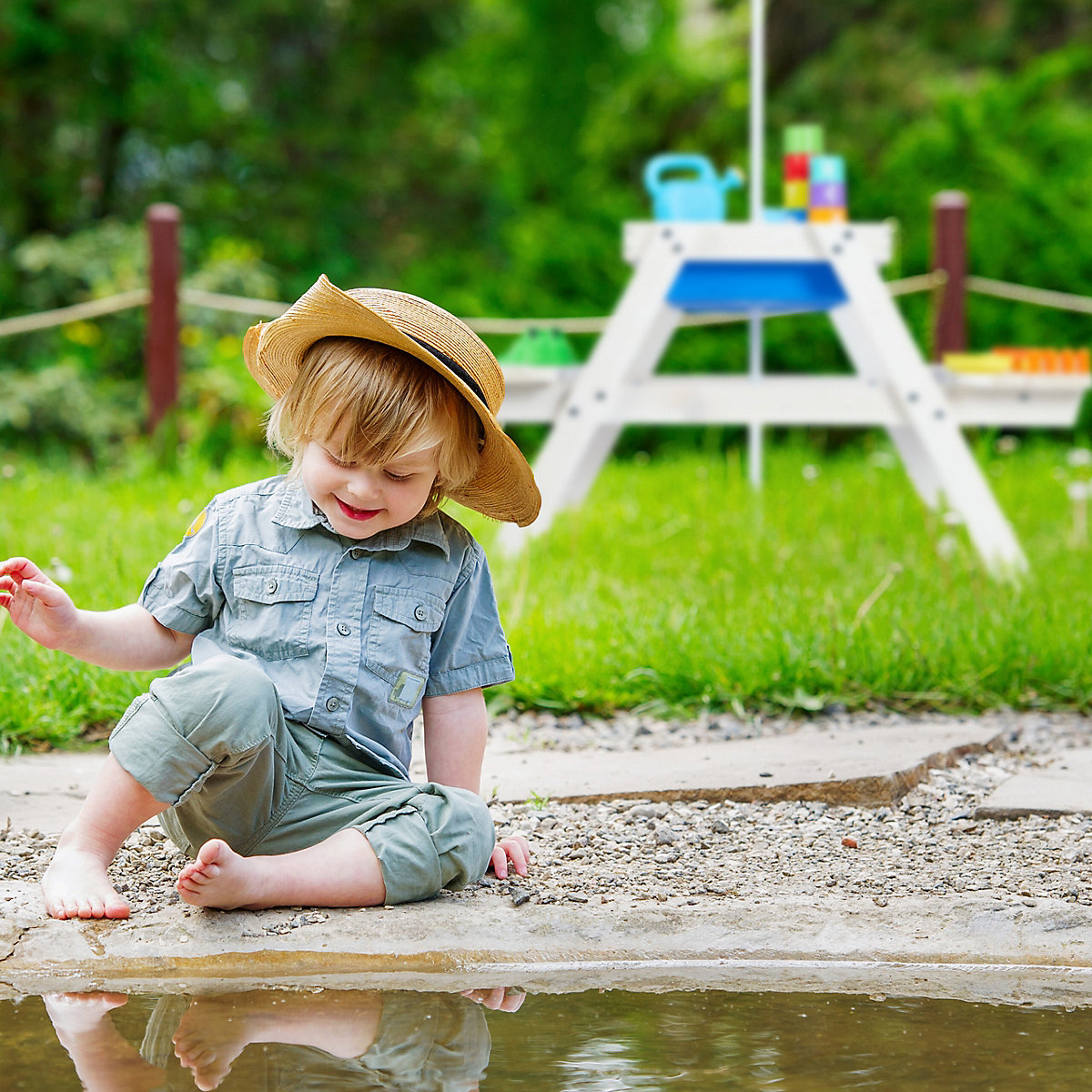 Weiße Kindersitzgruppe Holz mit Schirm