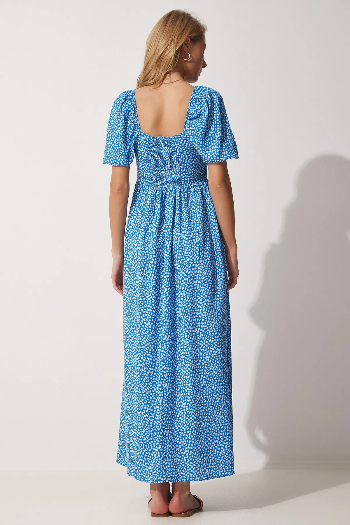 Happiness İstanbul  Blaues Damen-Sommerkleid mit Carmenkragen und Blumenmuster DK00151