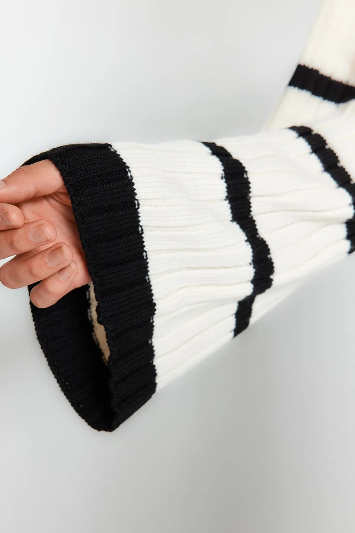Trendyol Collection  Ecrufarbener Strickpullover mit weiter Passform TWOAW24KZ00557