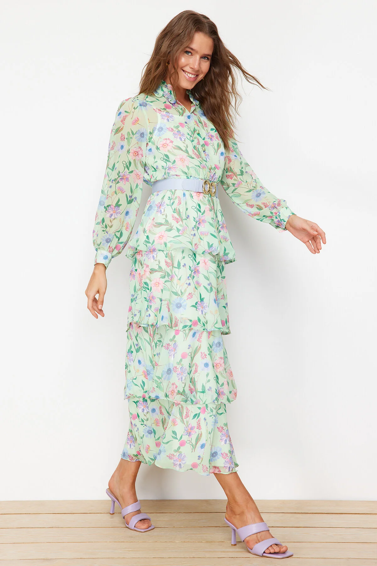 Trendyol Modest  Grünes Chiffonkleid mit Blumenmuster, gefüttert, Gürtel und Netzstoff TCTSS24EB00024