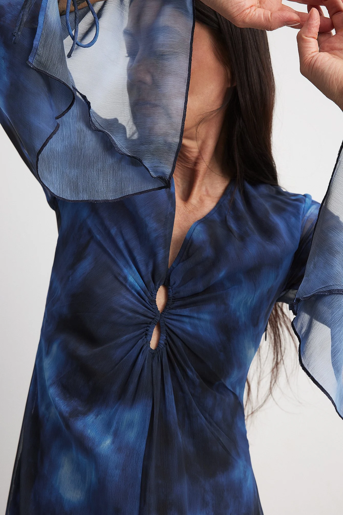 Chiffon-Maxikleid mit Ausschnitt an der Taille