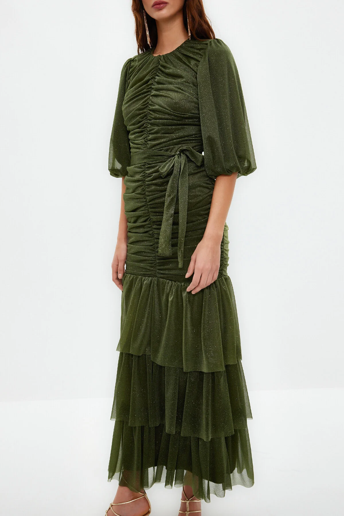 Trendyol Modest  Khakifarbenes, langes, silbernes Abendkleid mit Rüschen und Details TCTSS24DB00039