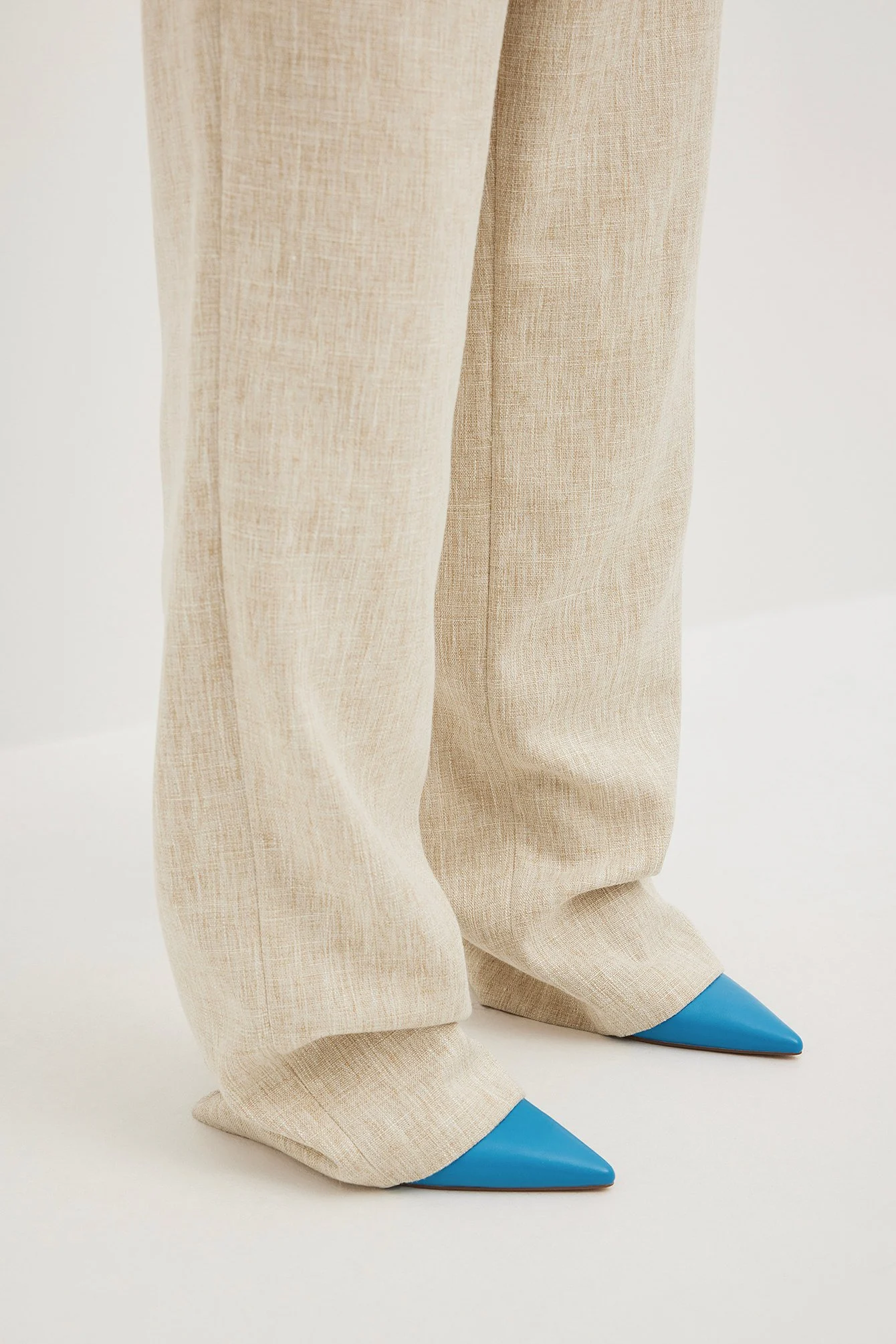 Schmale Sling-Pumps mit Sanduhrform