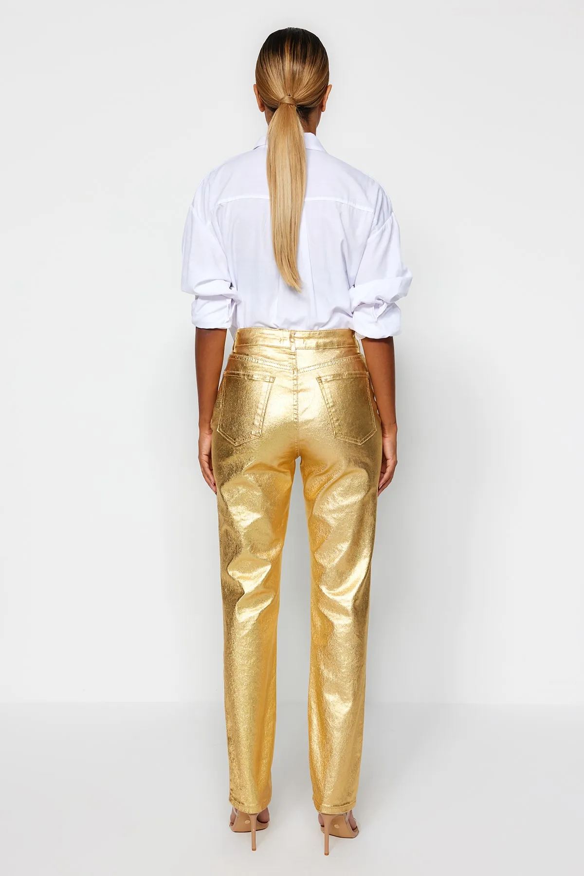 Trendyol Collection  Gerade Jeans mit hoher Taille und glänzendem Metallic-Print in Gold TWOSS23JE00243