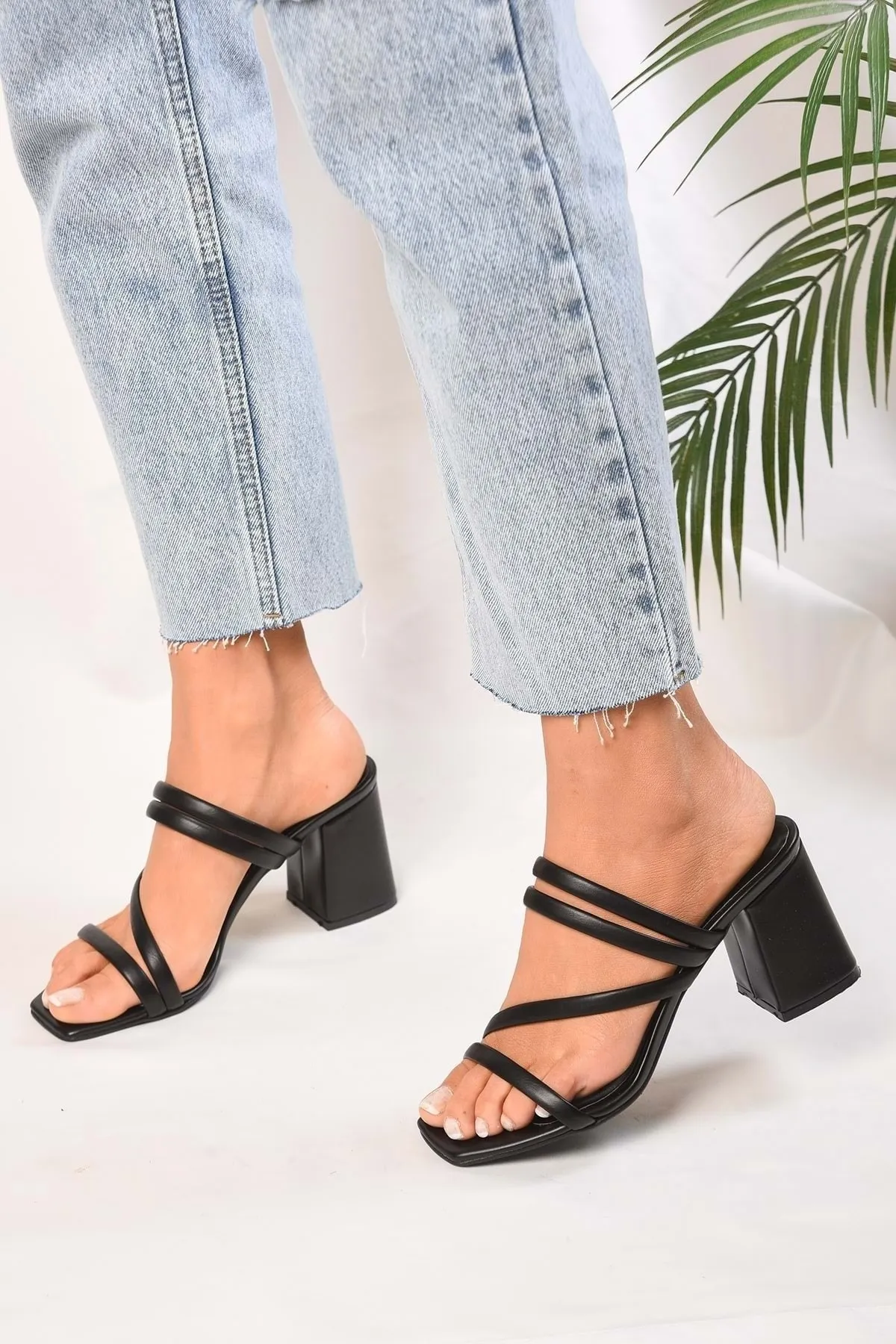 Shoeberry  Damen-Hausschuhe „Caramela Black Skin“ mit geripptem Band und Absatz